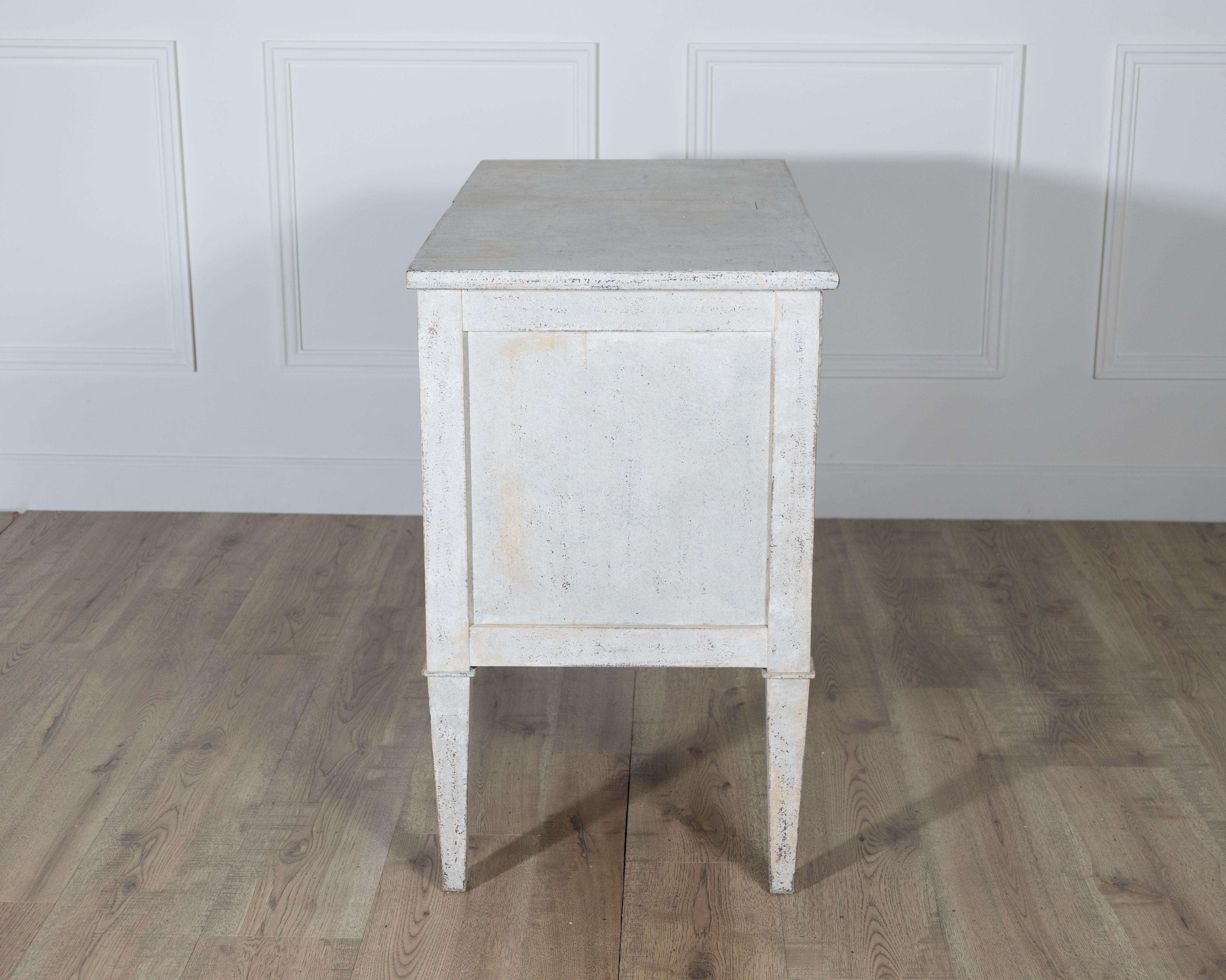Pin Commode peinte française avec poignées en laiton, vers 1920 en vente
