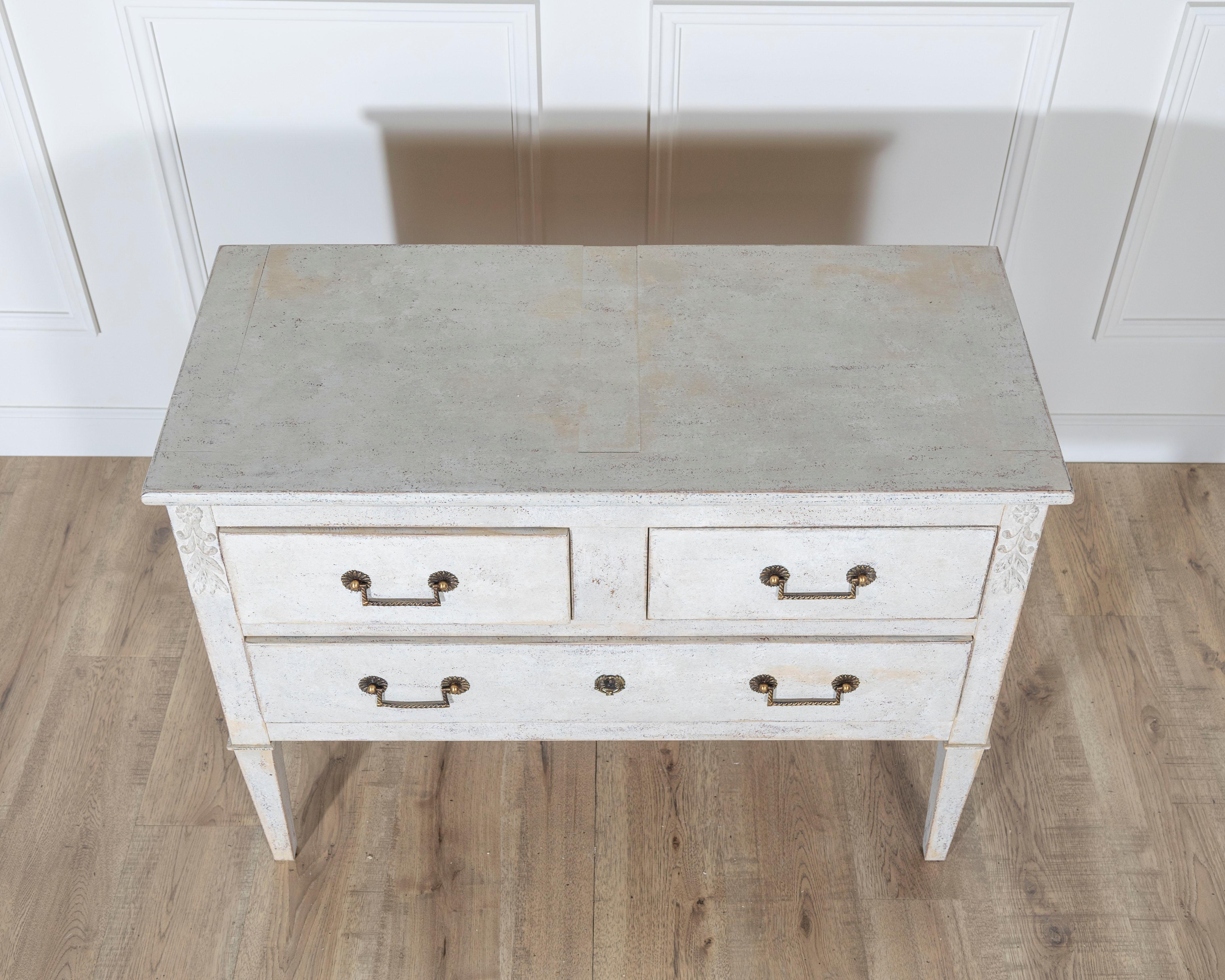 Français Commode peinte française avec poignées en laiton, vers 1920 en vente