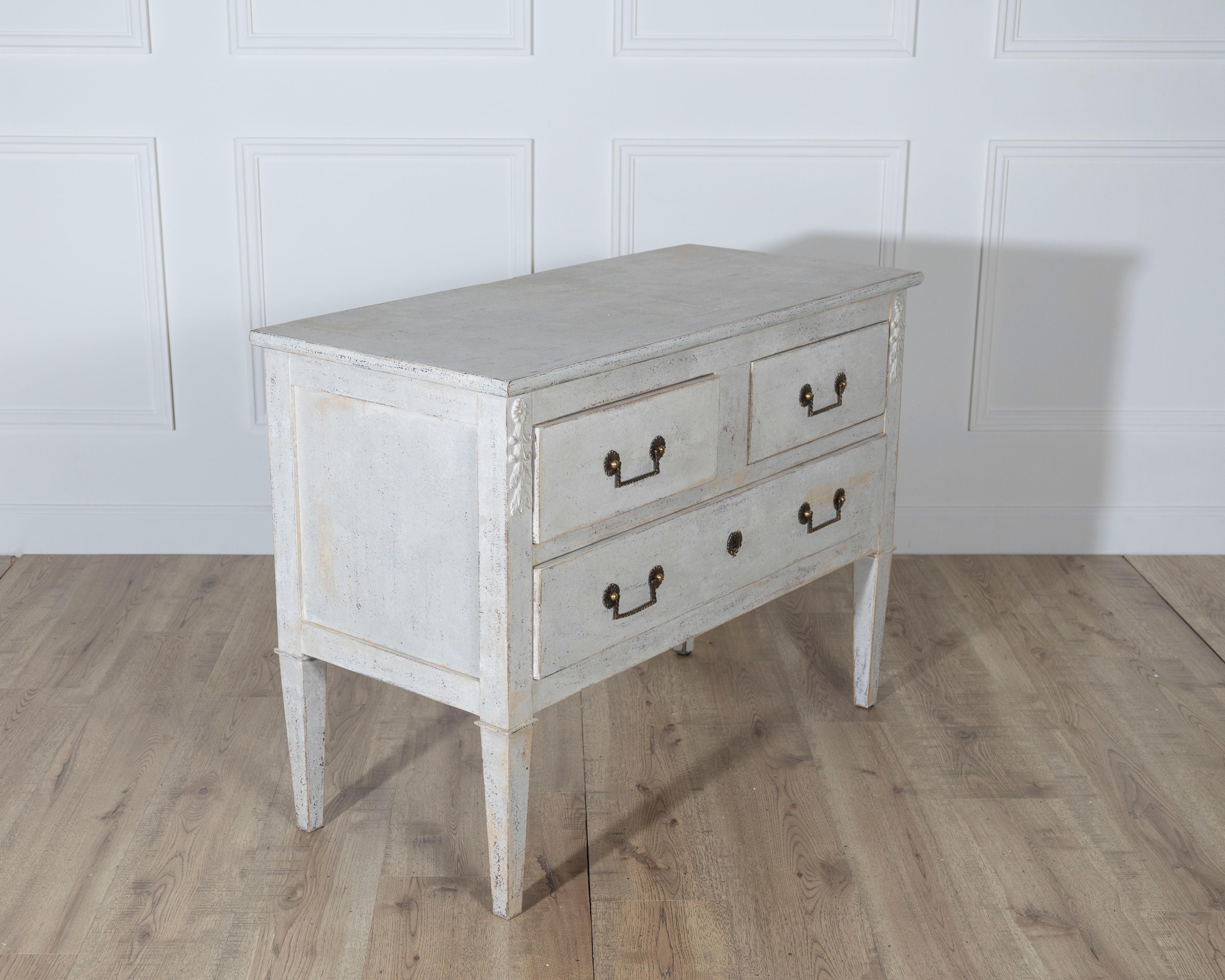 Commode peinte française avec poignées en laiton, vers 1920 Bon état - En vente à Atlanta, GA