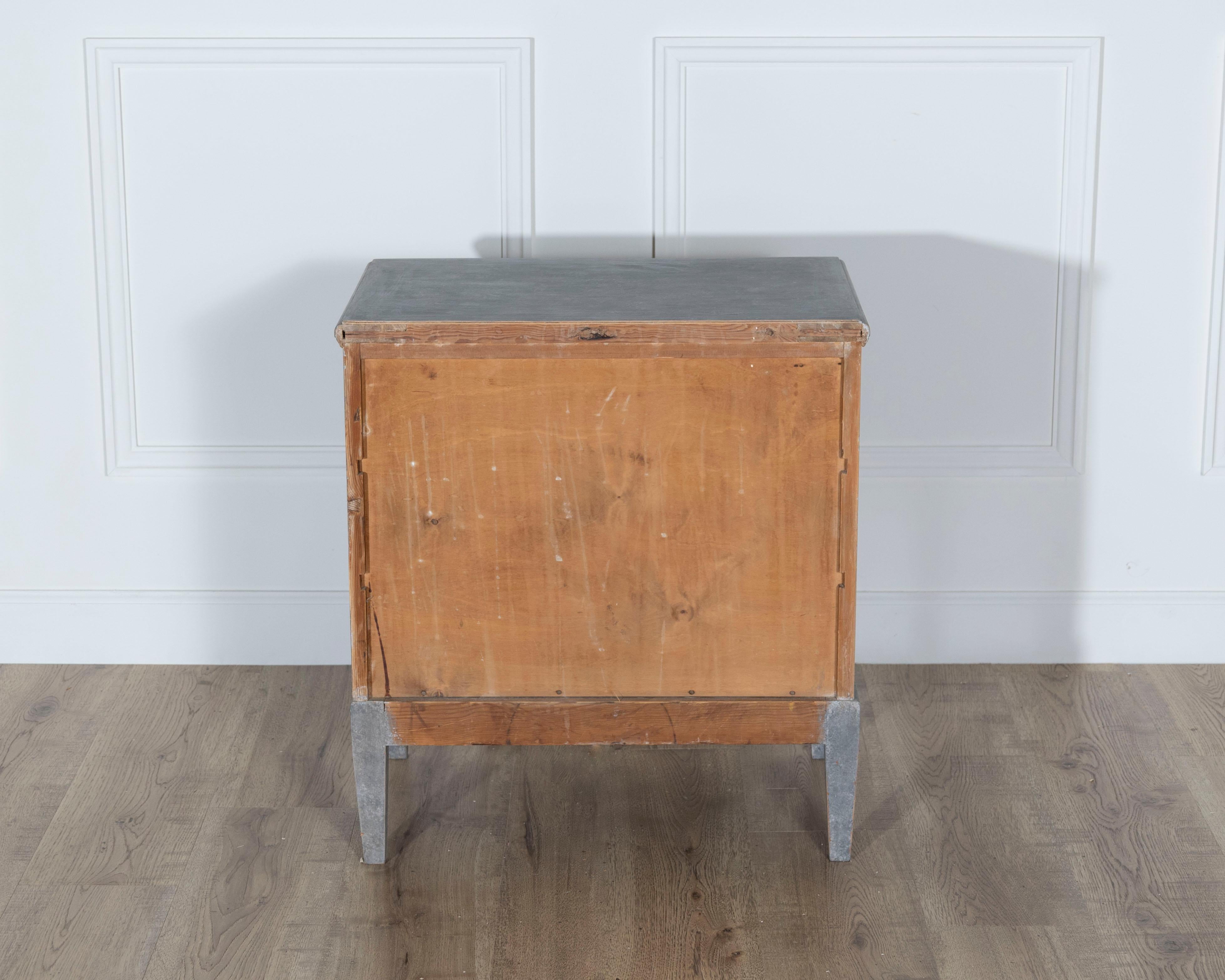 Cassettiera svedese dipinta in grigio-blu, 1920 circa in vendita 1