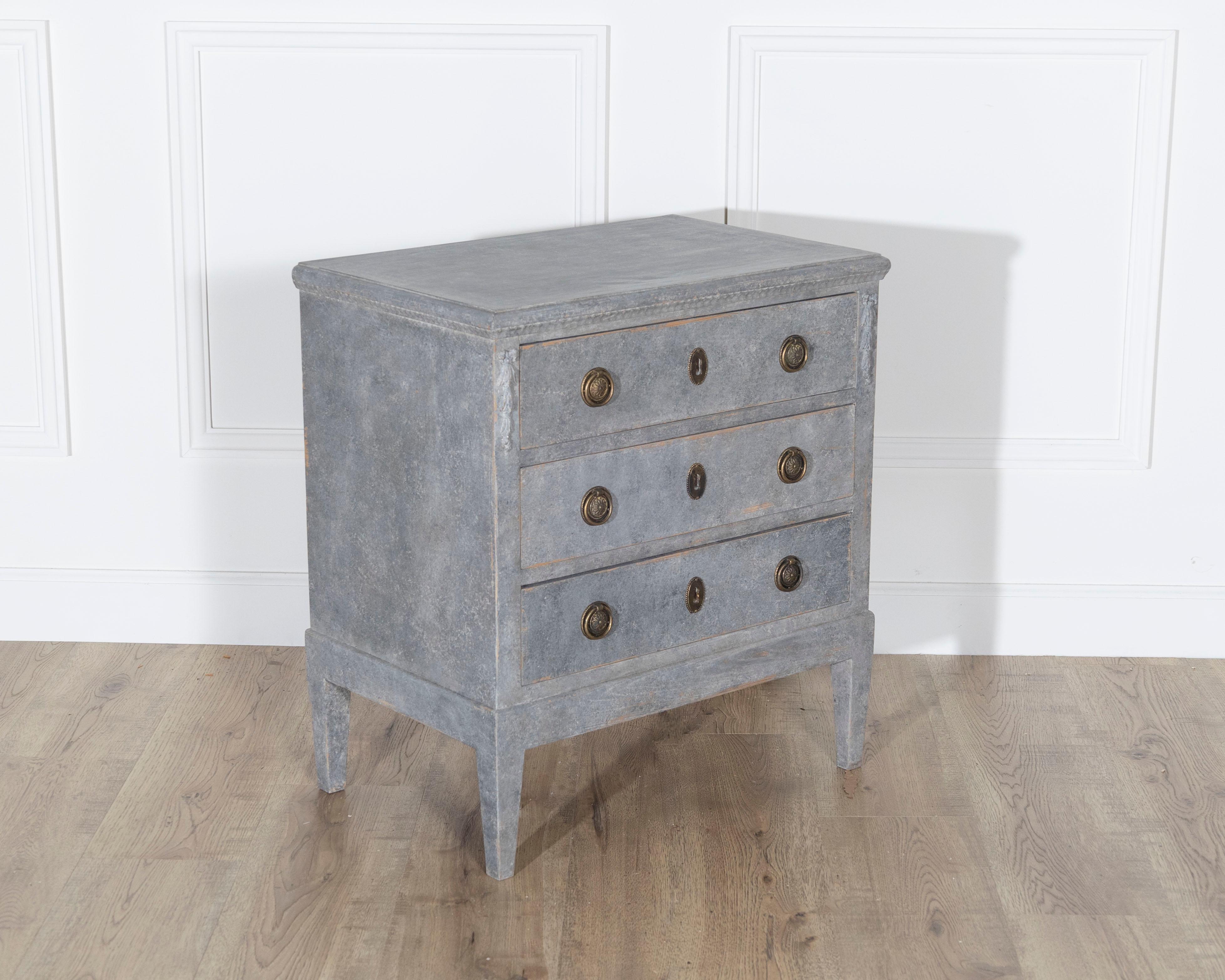 Cassettiera svedese dipinta in grigio-blu, 1920 circa In condizioni buone in vendita a Atlanta, GA