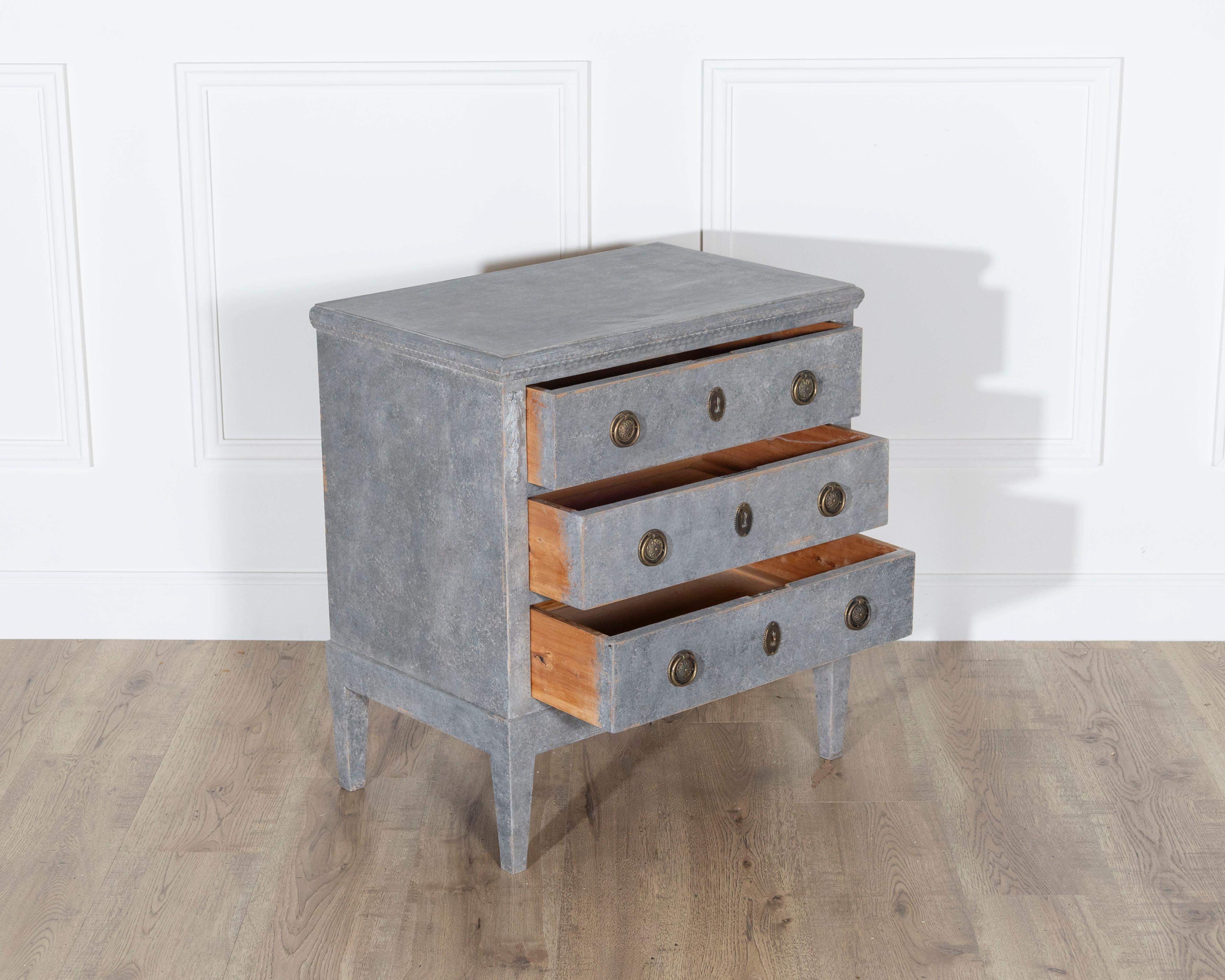 XX secolo Cassettiera svedese dipinta in grigio-blu, 1920 circa in vendita