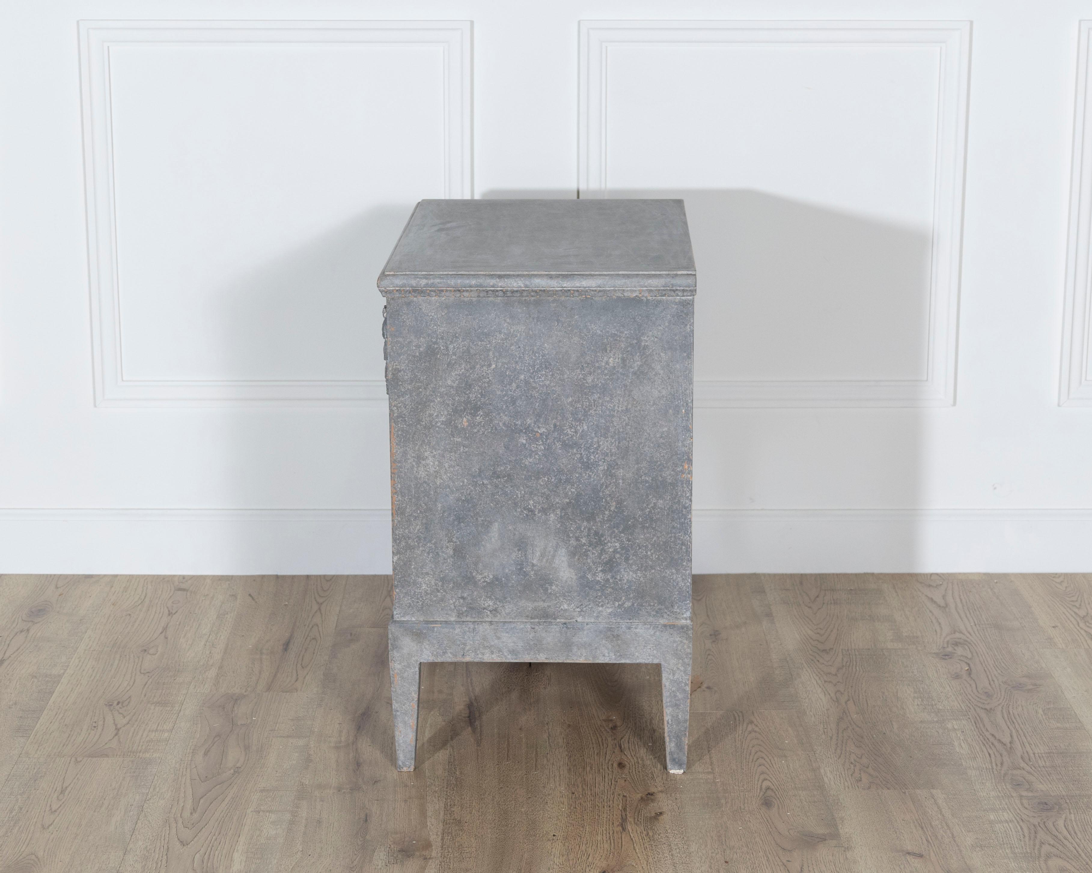 Cassettiera svedese dipinta in grigio-blu, 1920 circa in vendita 2