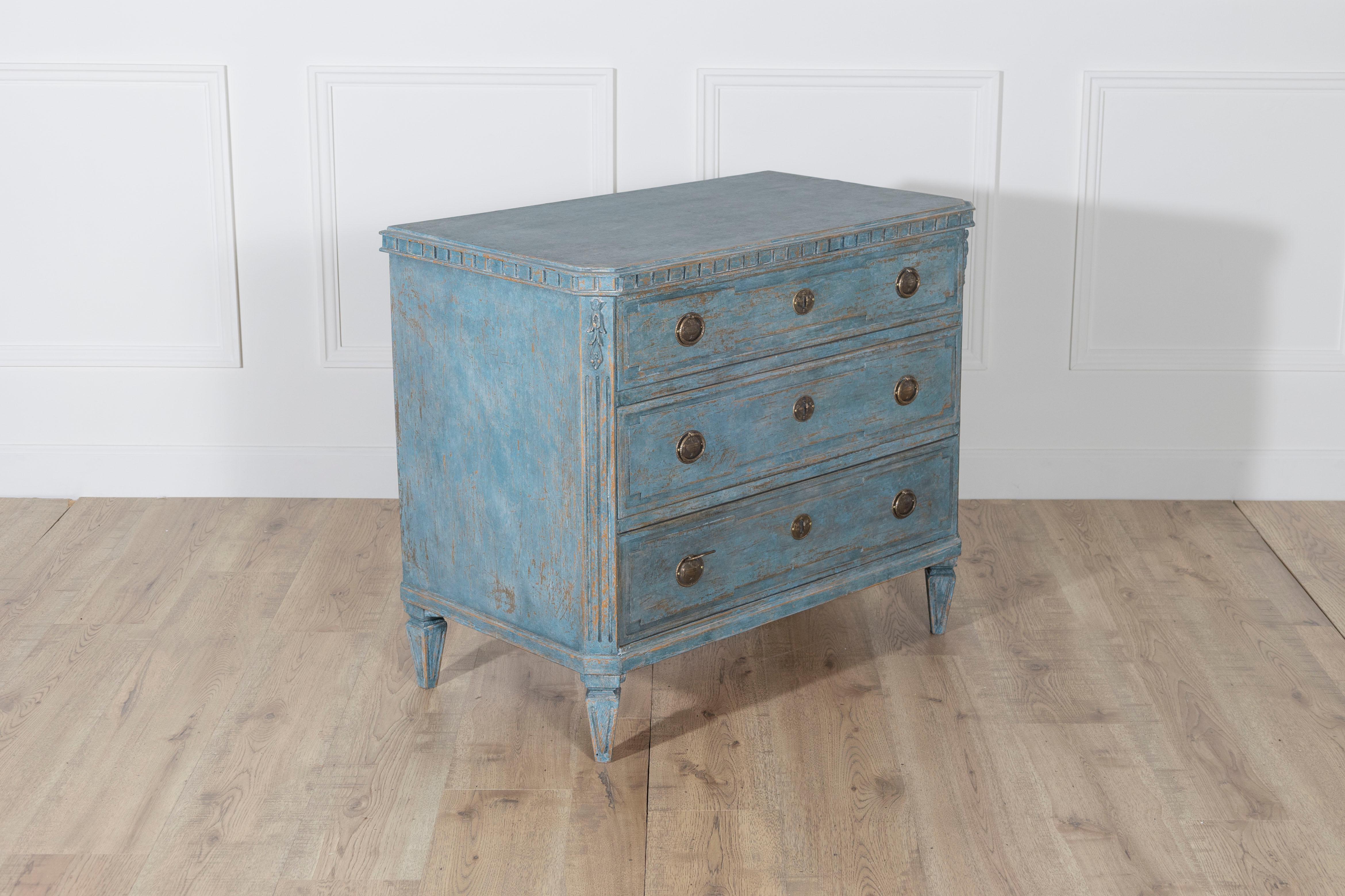 Swedish Gustavian Style Chest of Drawers in Distressed Blue Paint, circa 1920 In Good Condition For Sale In Atlanta, GA