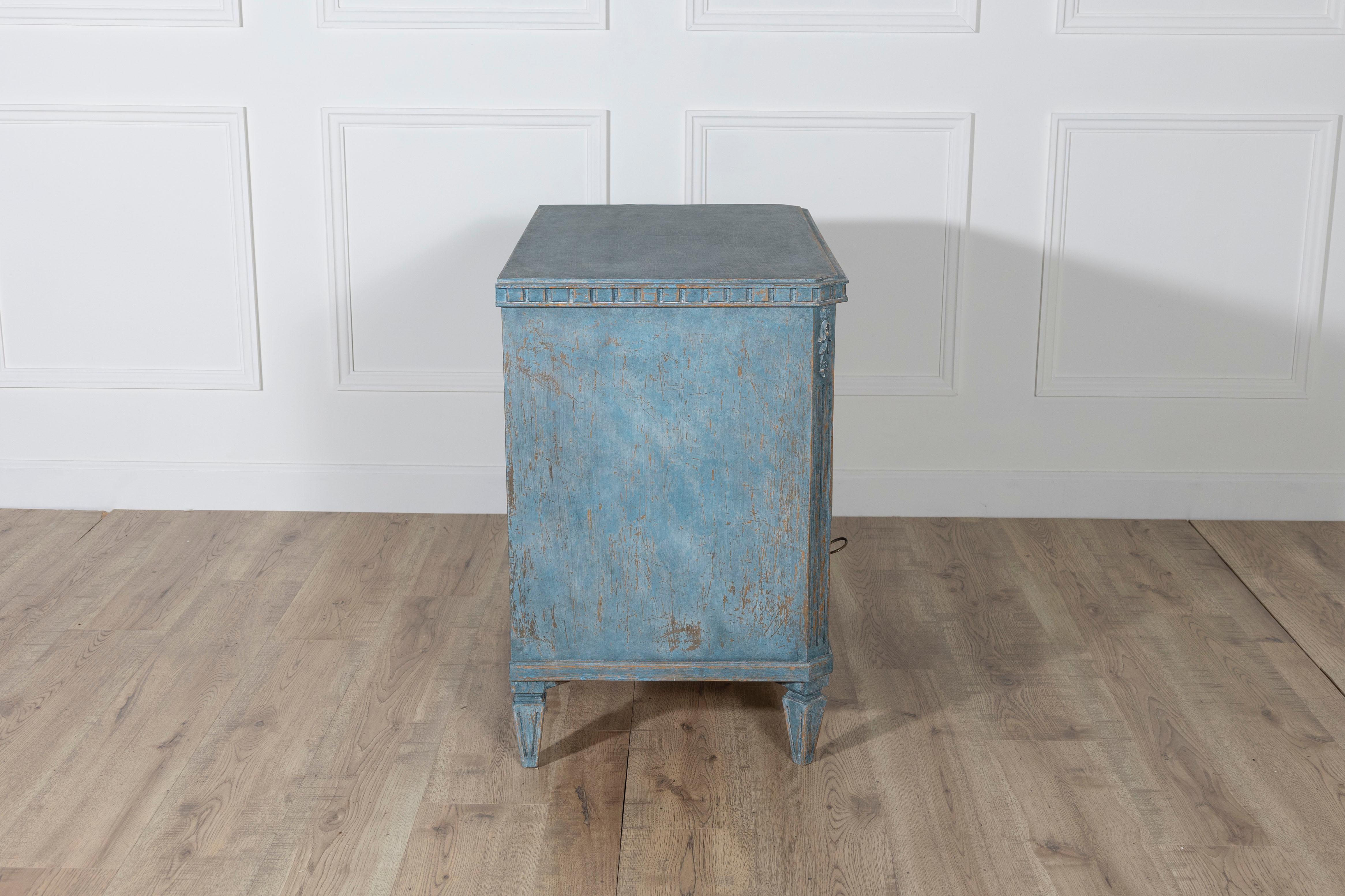 Early 20th Century Swedish Gustavian Style Chest of Drawers in Distressed Blue Paint, circa 1920 For Sale