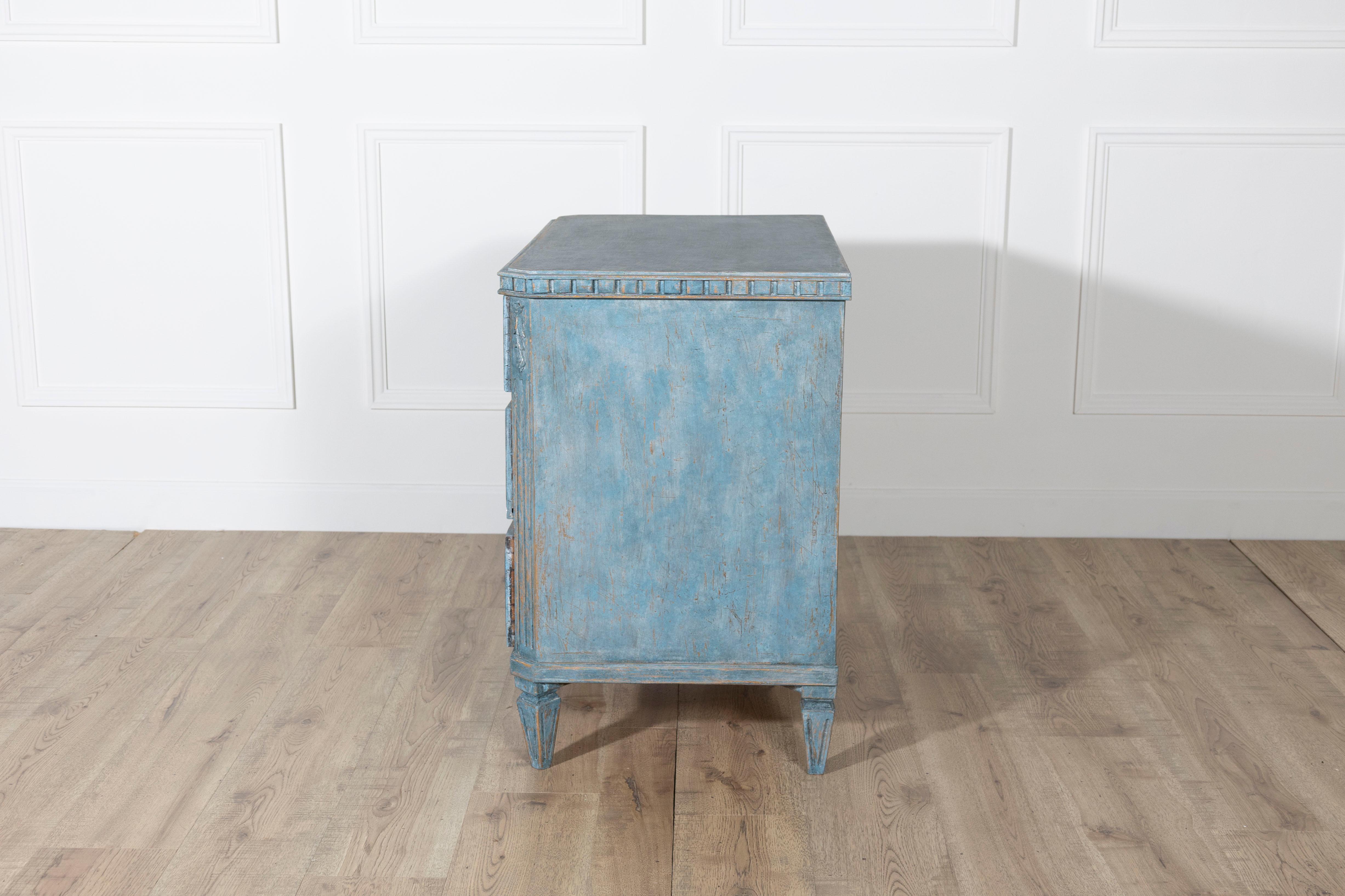 Swedish Gustavian Style Chest of Drawers in Distressed Blue Paint, circa 1920 For Sale 2