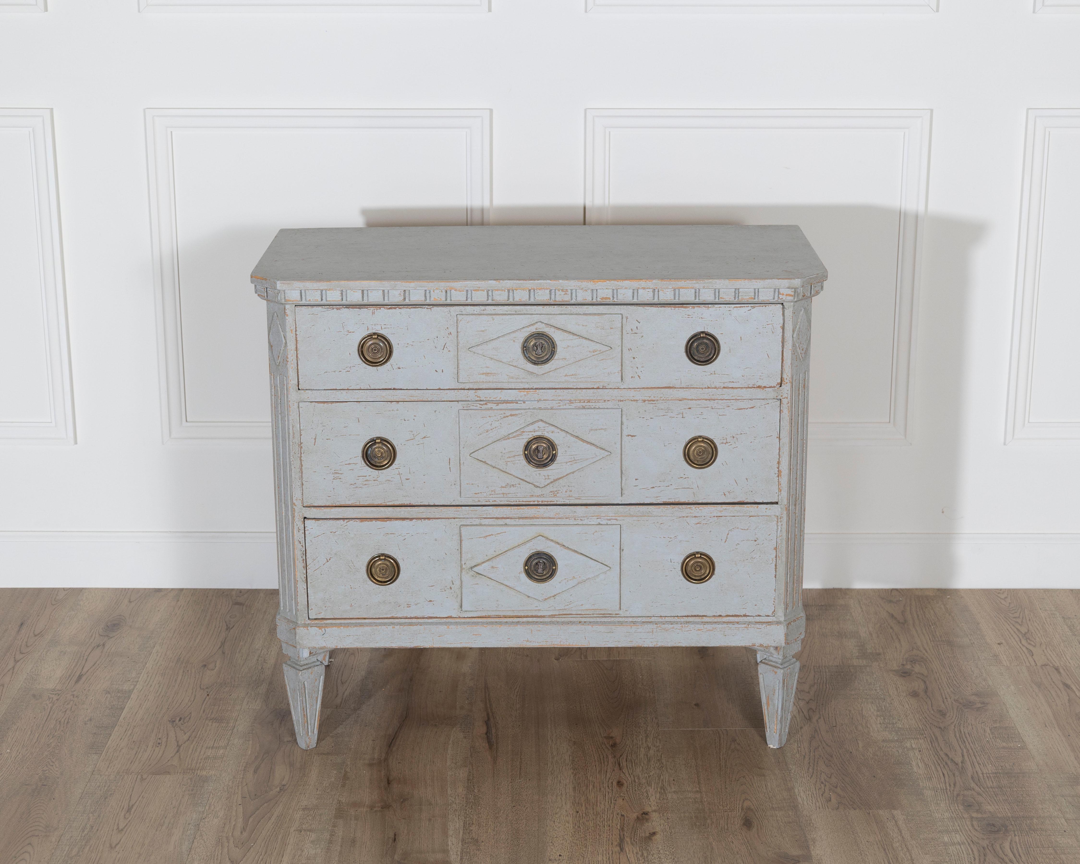 Pair of Swedish Gustavian Style Painted Chests with Carved Detail, circa 1920 In Good Condition For Sale In Atlanta, GA