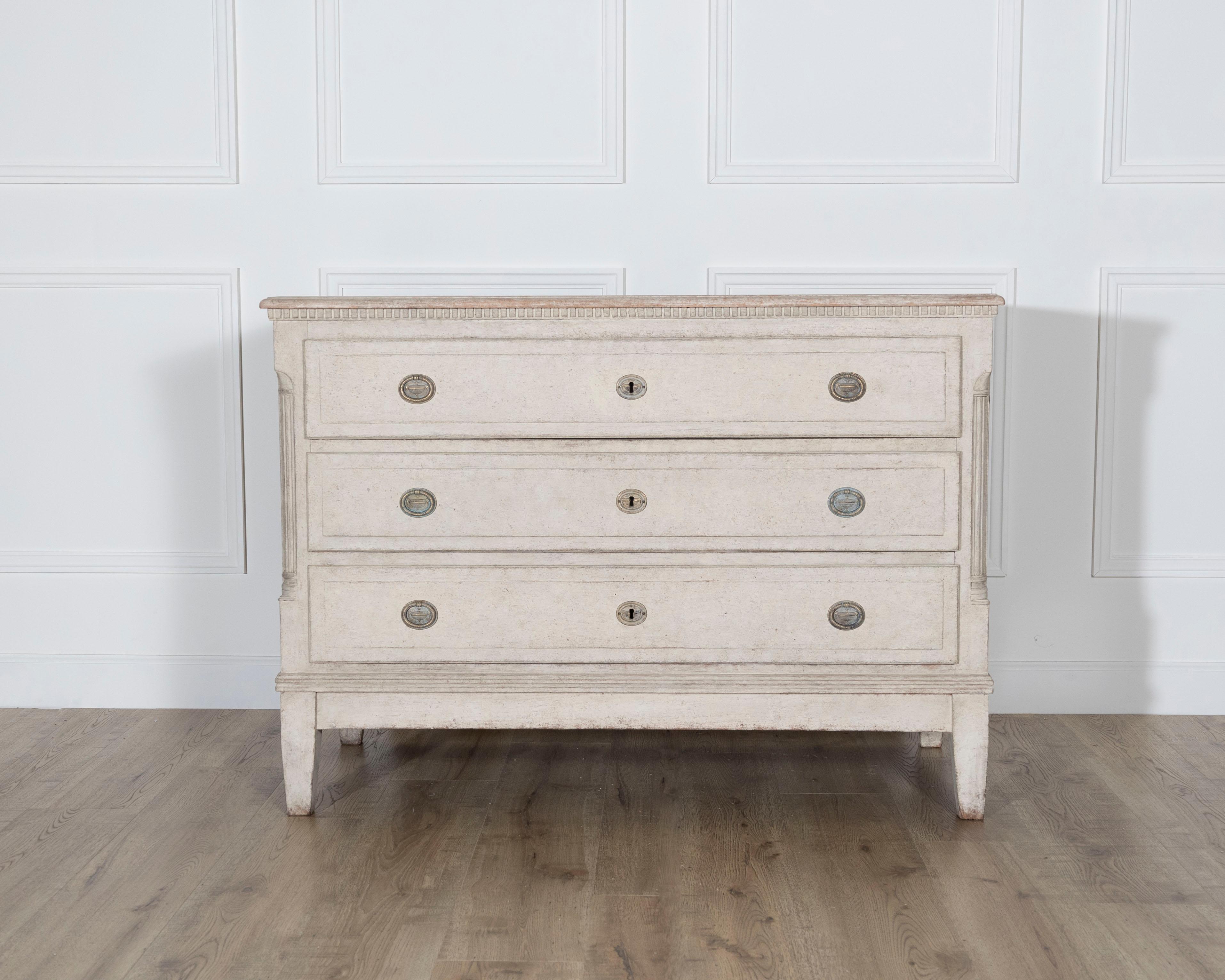 Danois Ancienne commode danoise en chêne et pin peints, vers le 19e siècle en vente