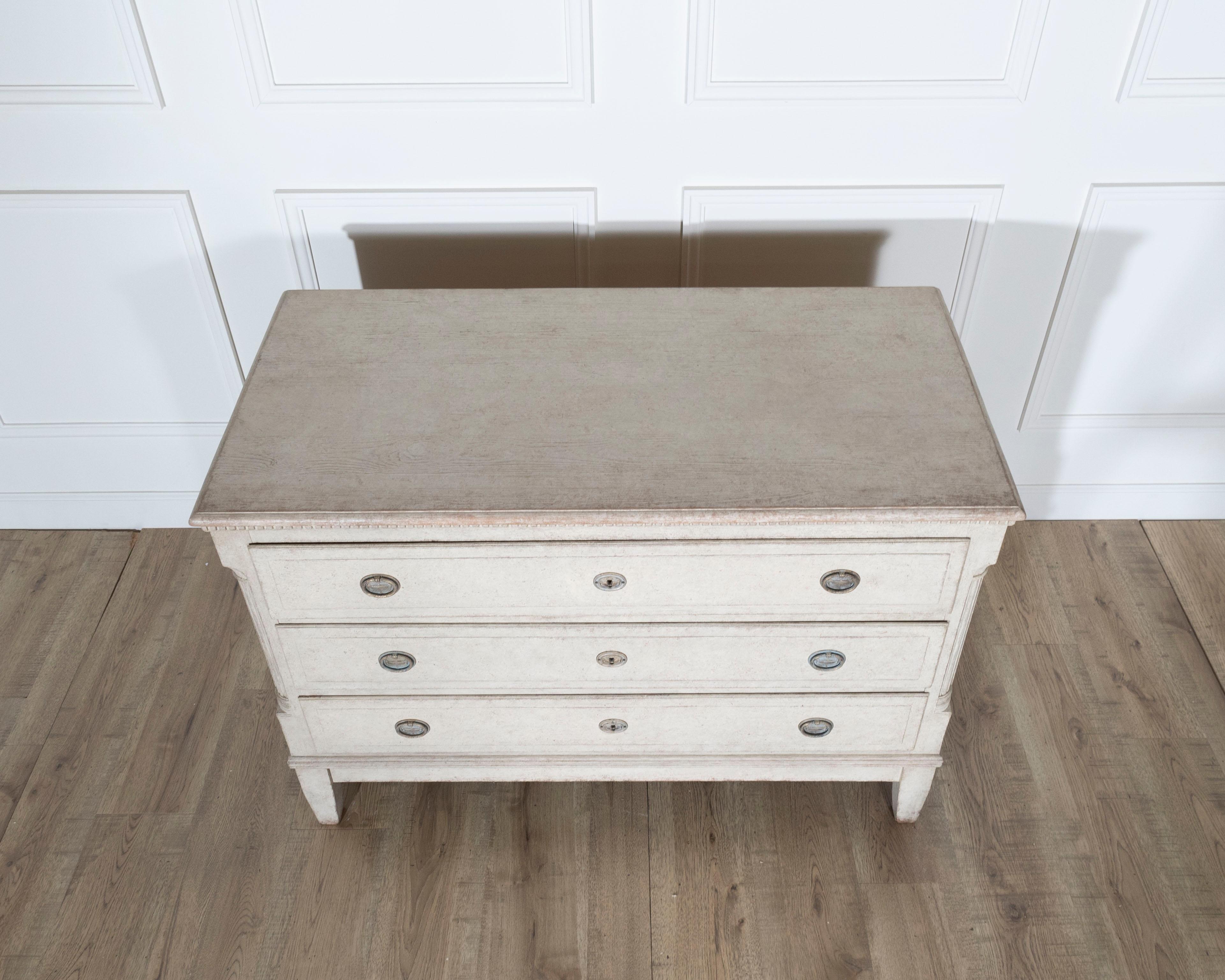 Ancienne commode danoise en chêne et pin peints, vers le 19e siècle Bon état - En vente à Atlanta, GA