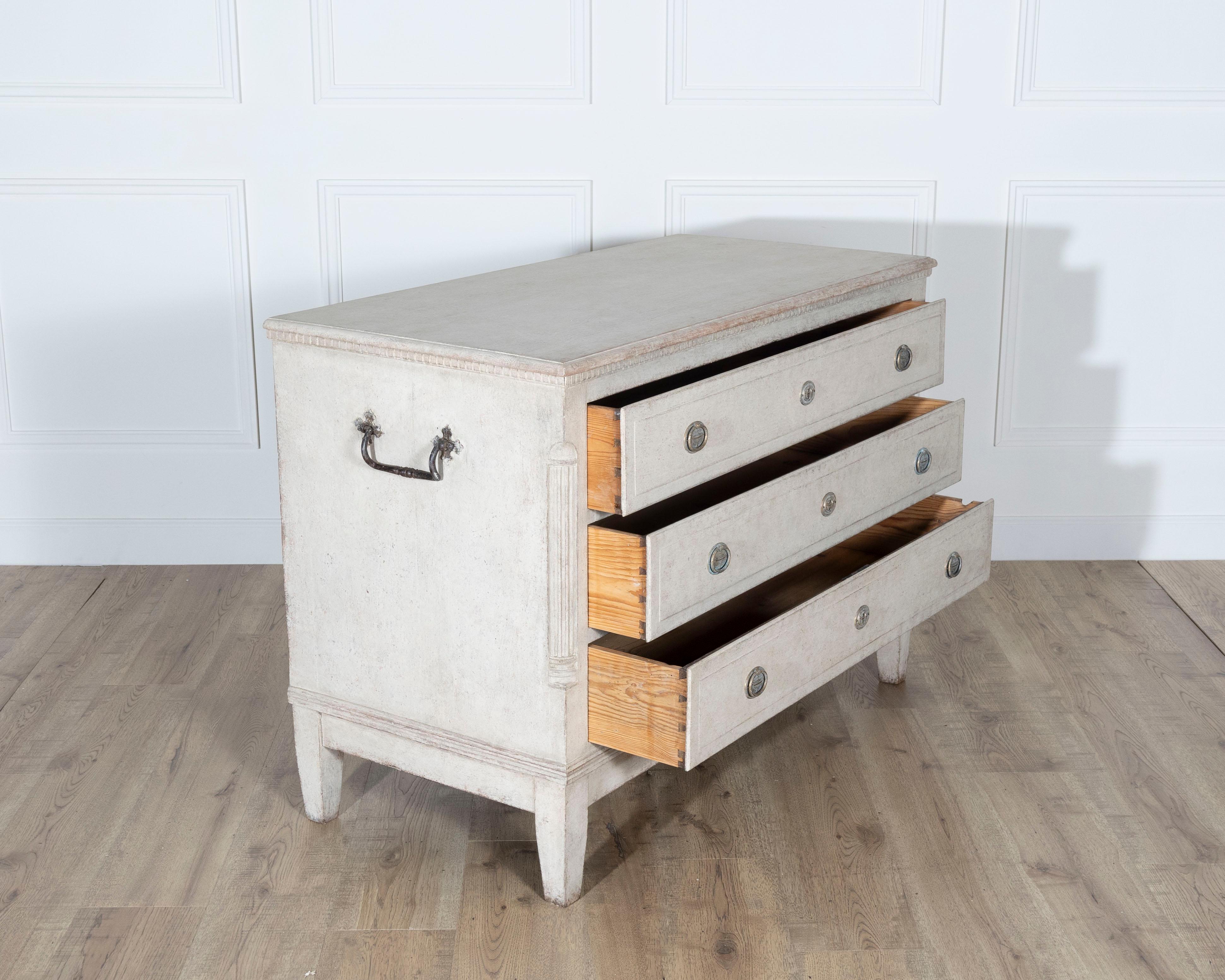 Chêne Ancienne commode danoise en chêne et pin peints, vers le 19e siècle en vente