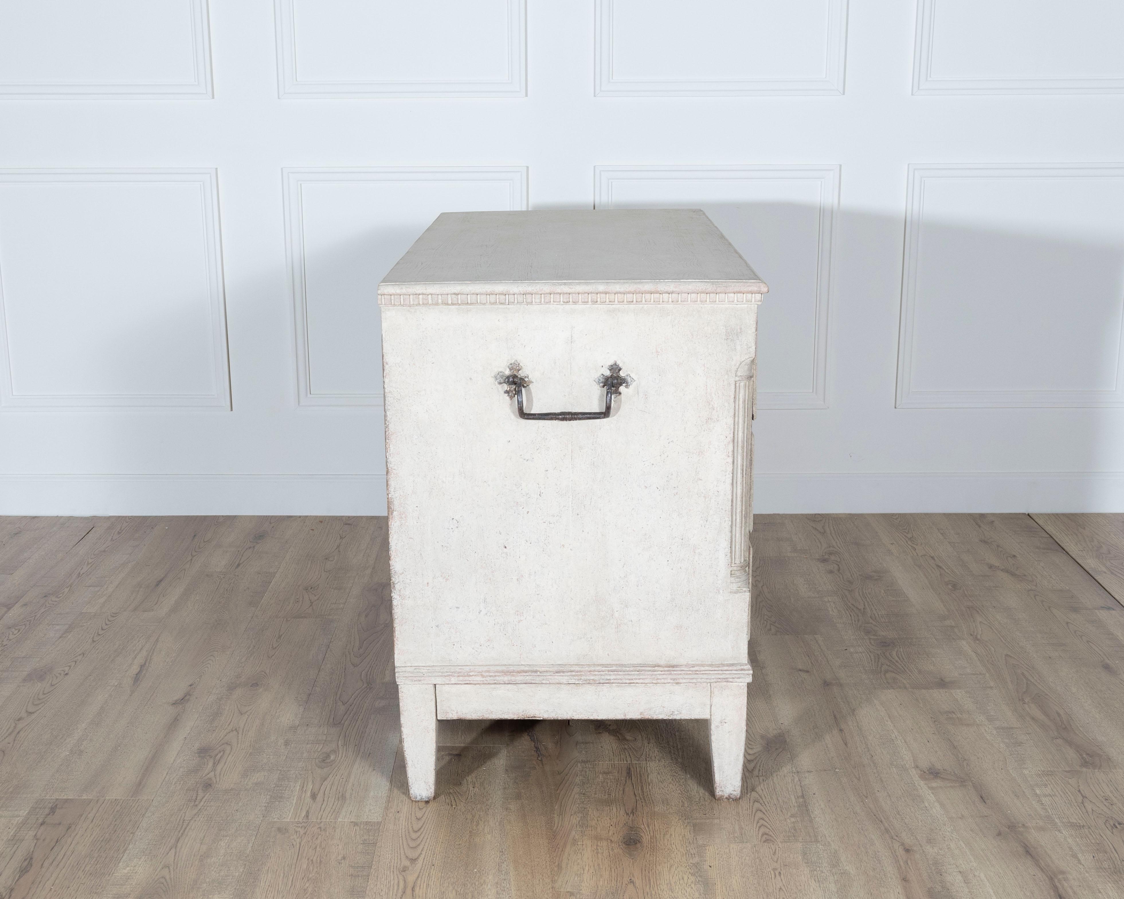 Ancienne commode danoise en chêne et pin peints, vers le 19e siècle en vente 1