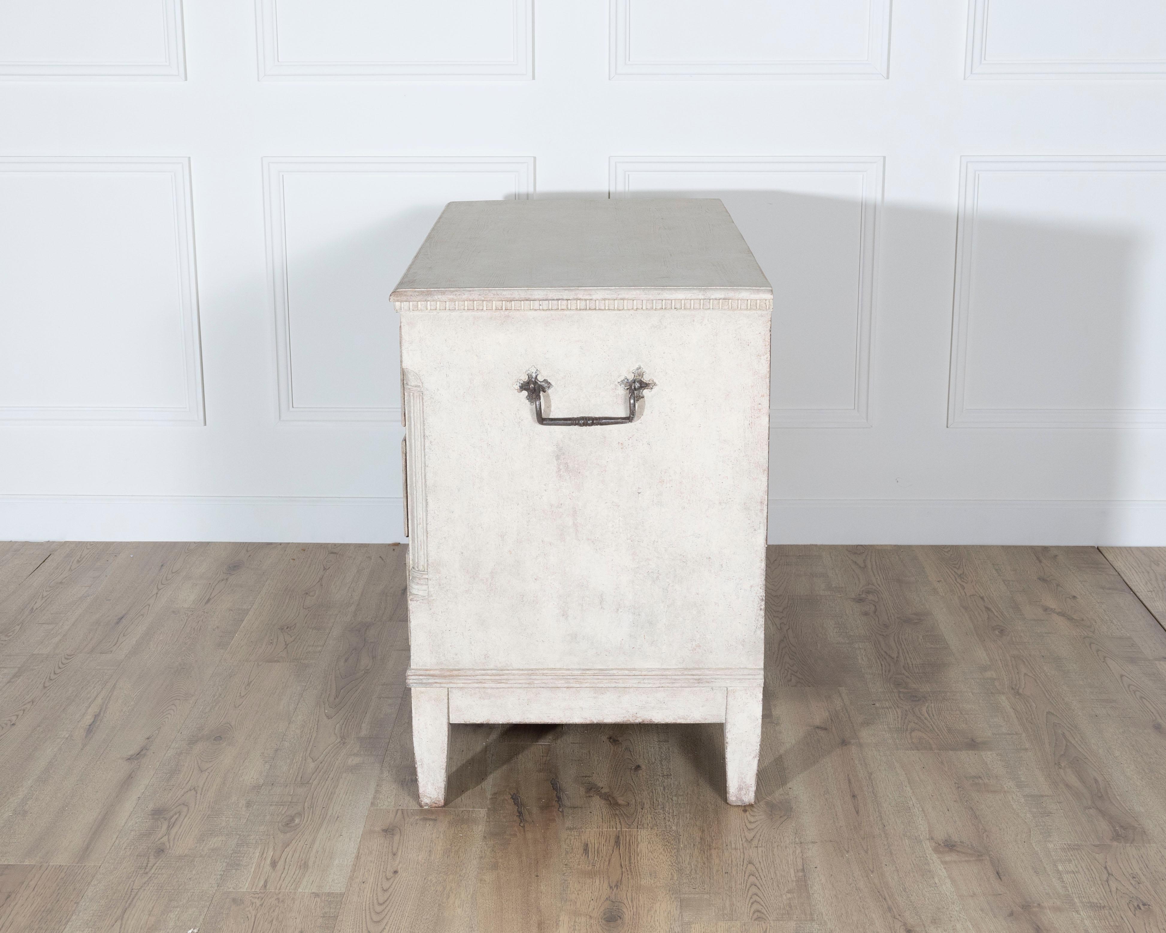 Ancienne commode danoise en chêne et pin peints, vers le 19e siècle en vente 3
