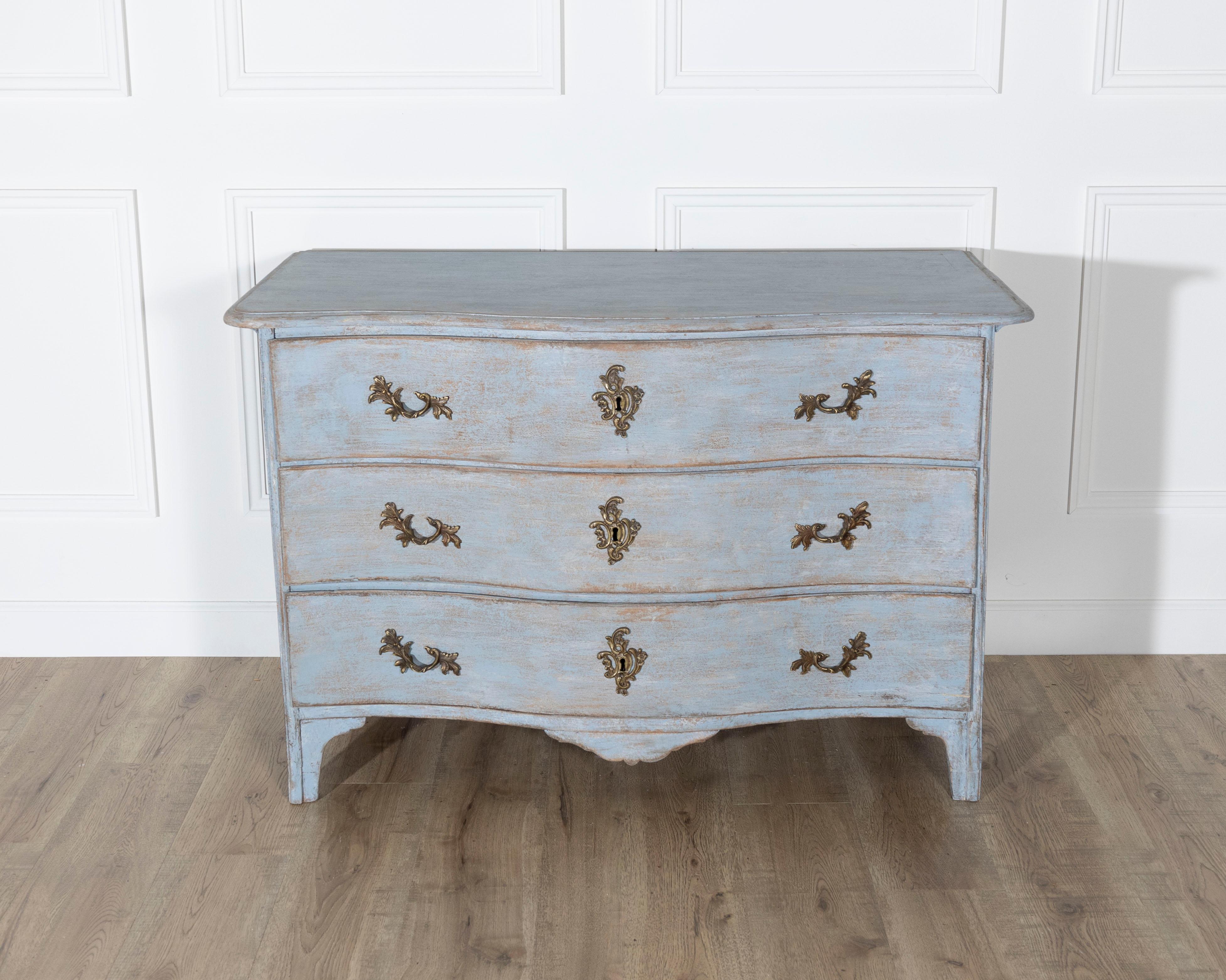 An elegant Swedish Rococo period chest of drawers, dating to circa 1760–1770, with a gracefully serpentine front and original gilt-bronze hardware. This three-drawer commode captures the flowing, asymmetrical lines characteristic of the Rococo