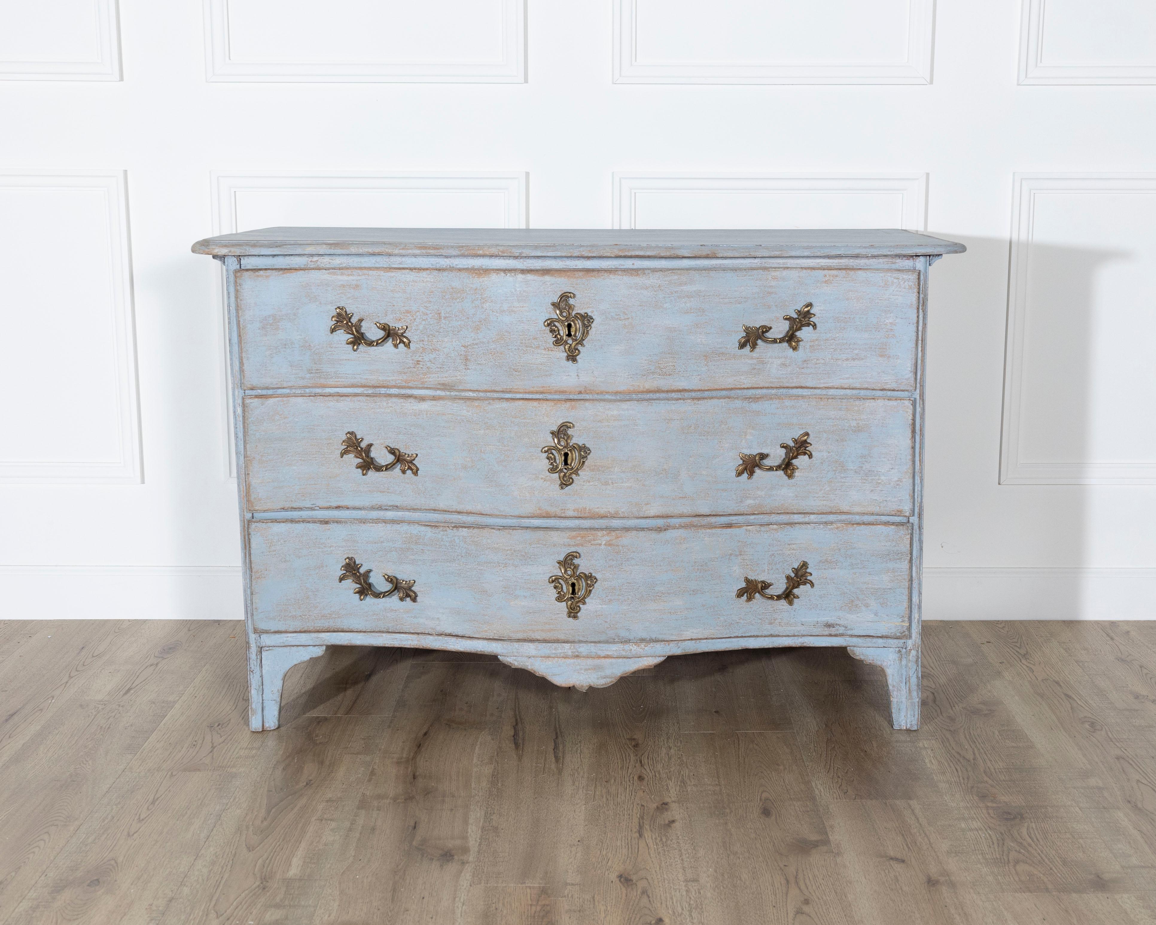 Swedish Rococo Chest of Drawers with Original Hardware, circa 1760–1770 In Good Condition For Sale In Atlanta, GA