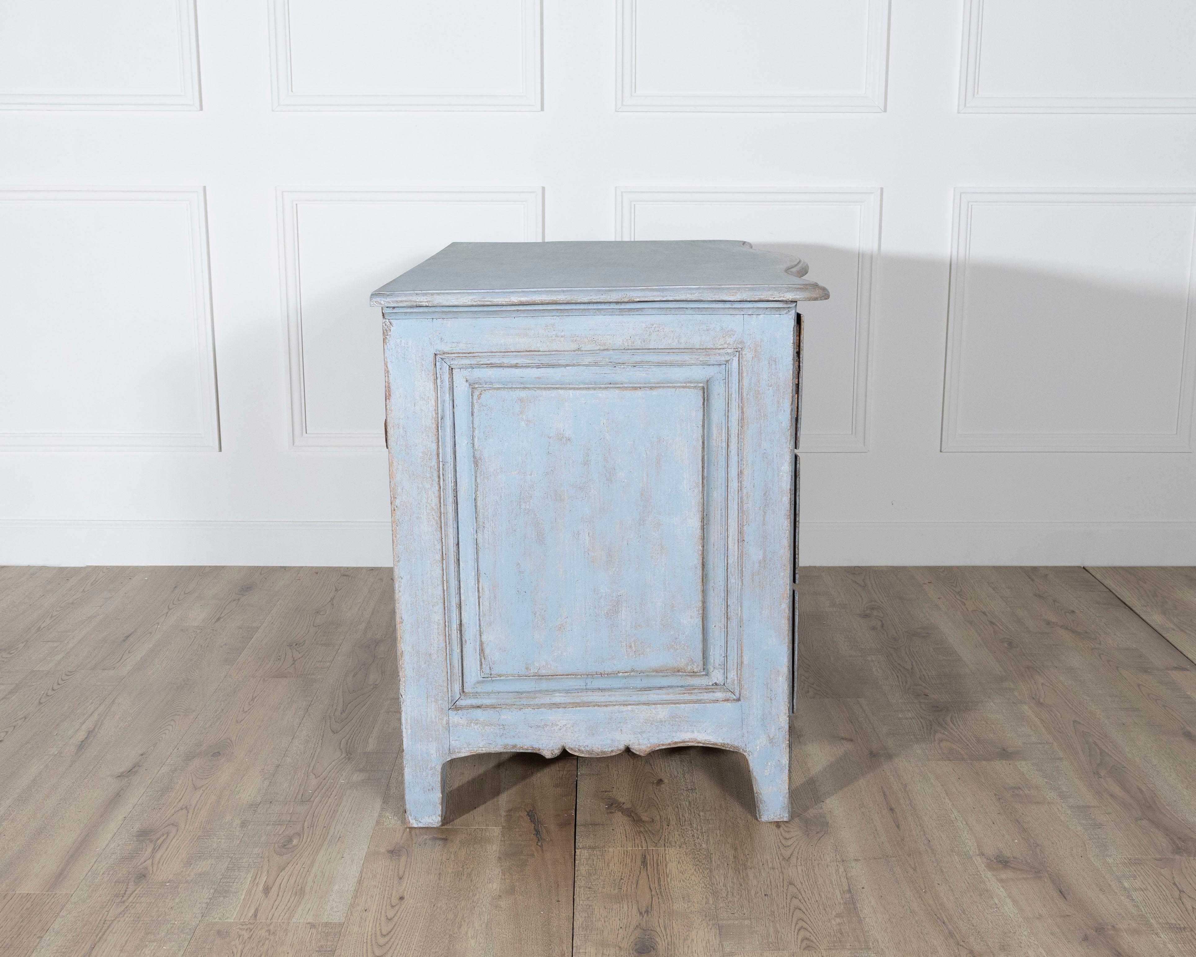 Swedish Rococo Chest of Drawers with Original Hardware, circa 1760–1770 For Sale 1