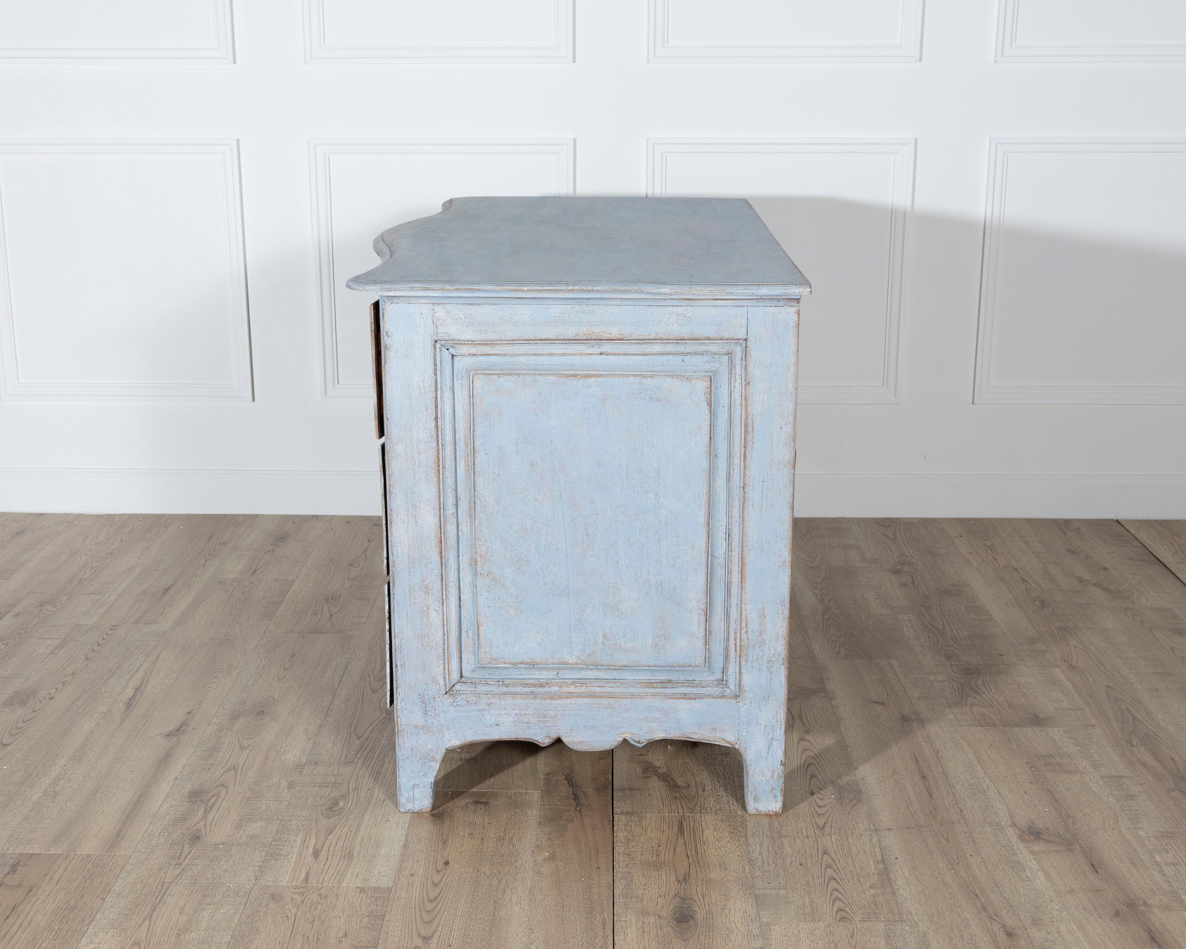 Swedish Rococo Chest of Drawers with Original Hardware, circa 1760–1770 For Sale 3