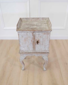 Table de chevet rococo du XVIIIe siècle, peinte en gris à une époque ultérieure