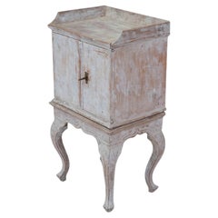 Table de chevet rococo du XVIIIe siècle, peinte en gris à une époque ultérieure