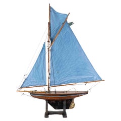 Yate de estanque inglés del siglo XX, tipo «gaff cutter», de madera tallada