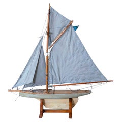 Yate de estanque inglés del siglo XX, tipo «gaff cutter», de proa en forma de arco y construido en madera tallada