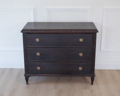 Comò svedese del XIX secolo in stile gustaviano, verniciato di nero, risalente al 1870 circa–