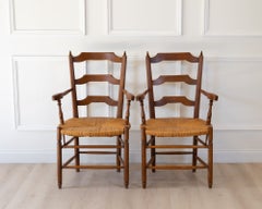 Par de sillones de roble de estilo provenzal con asientos de paja