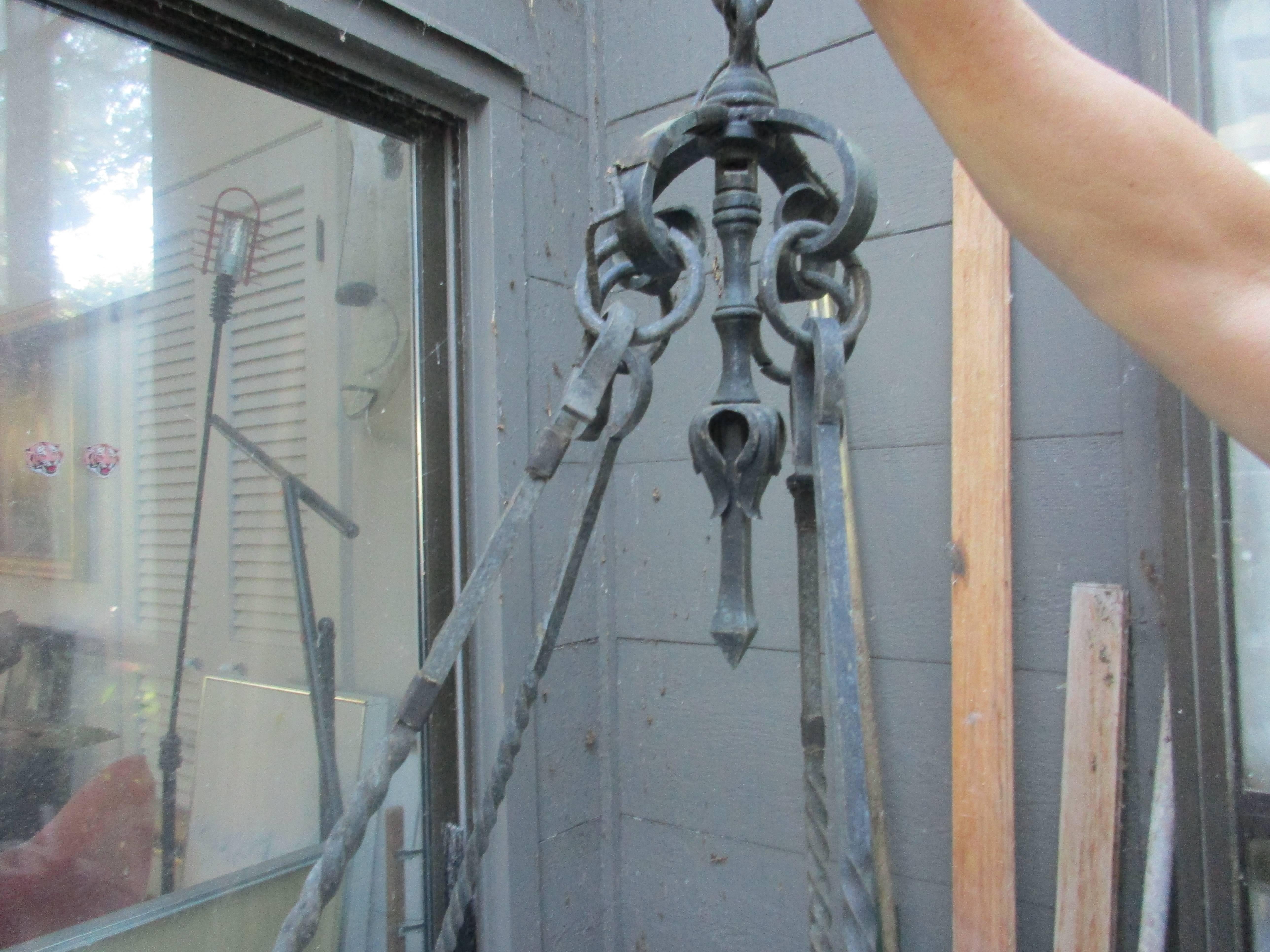 Lustre gothique impressionnant en bronze Bon état - En vente à Water Mill, NY