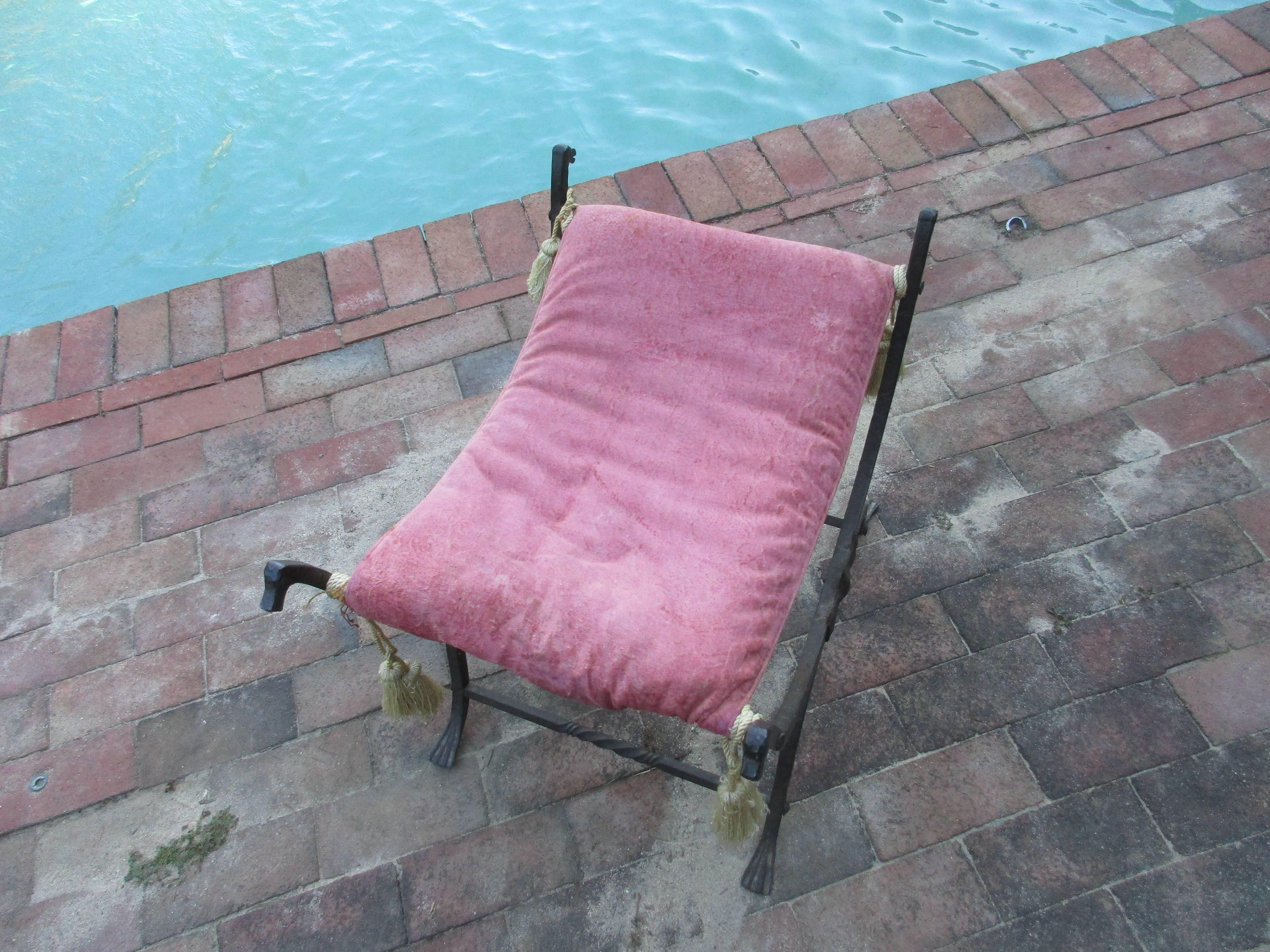 Tabouret pliant italien en fer forgé à la main, de style néo-Renaissance, rembourré en rose avec des glands 
fin du 19ème siècle, belle patine d'époque.