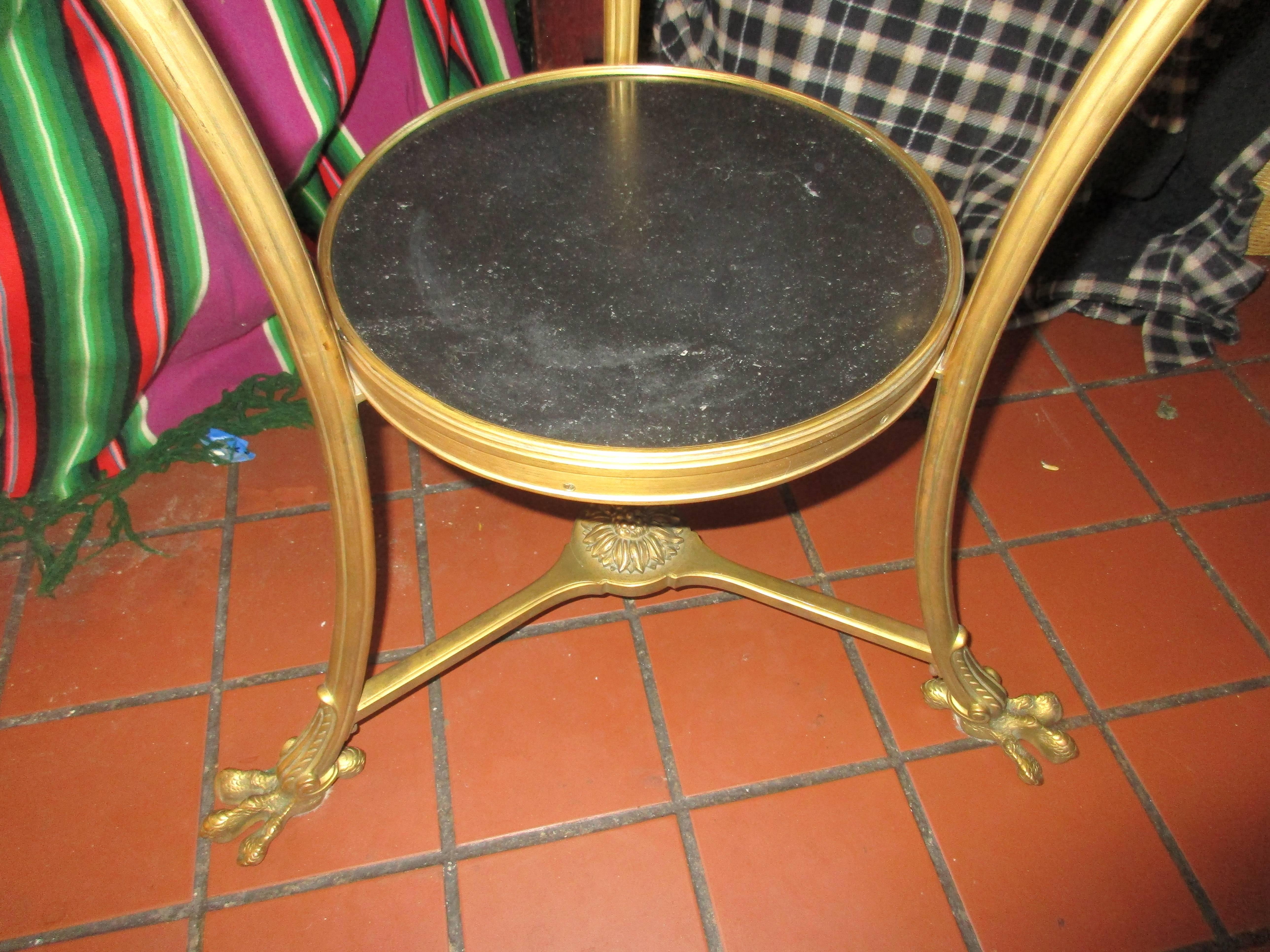 Table de Gueridon en bronze doré et marbre français  Bon état - En vente à Water Mill, NY