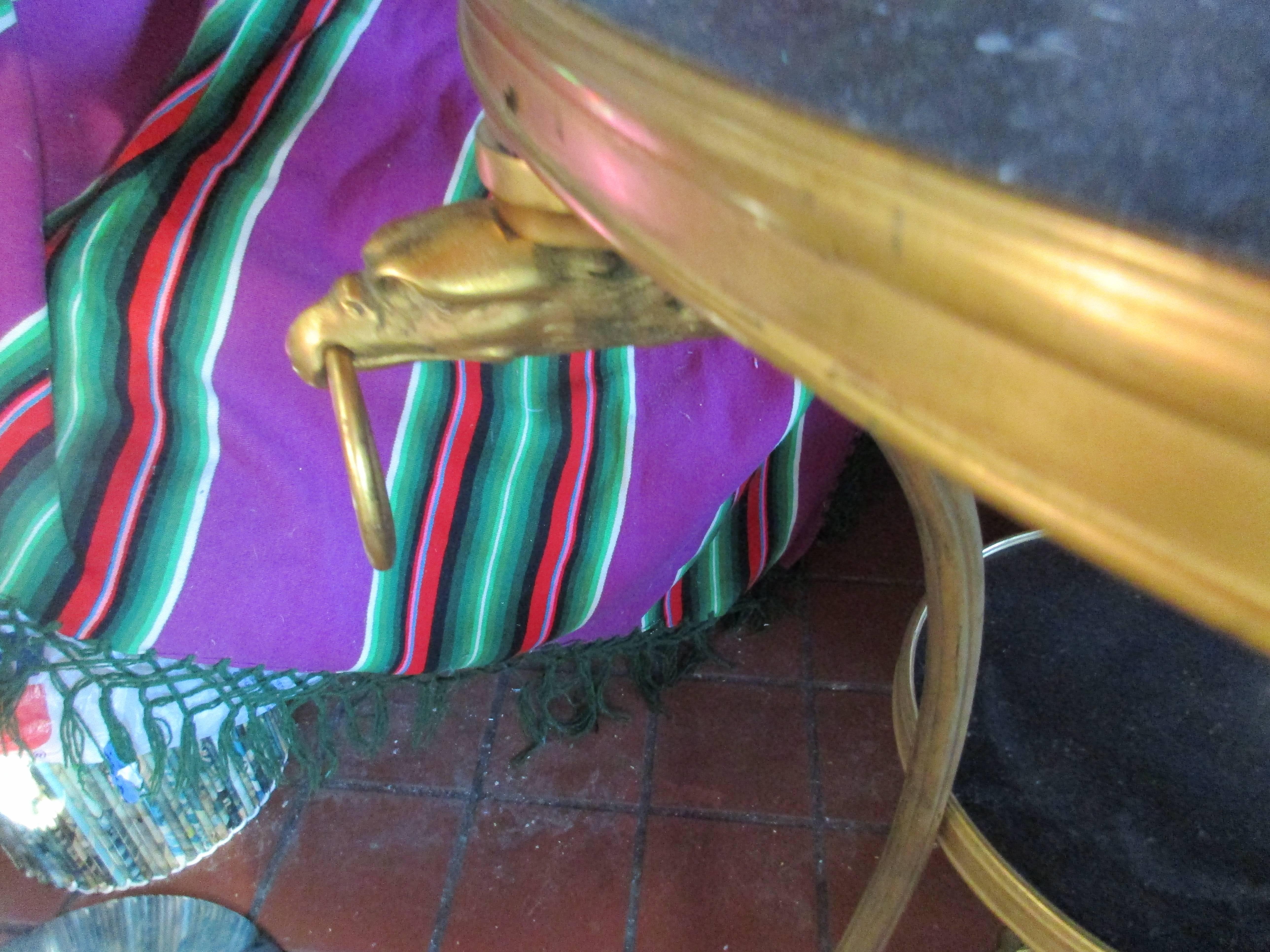 Französischer Gueridon-Tisch aus vergoldeter Bronze und Marmor  im Angebot 5