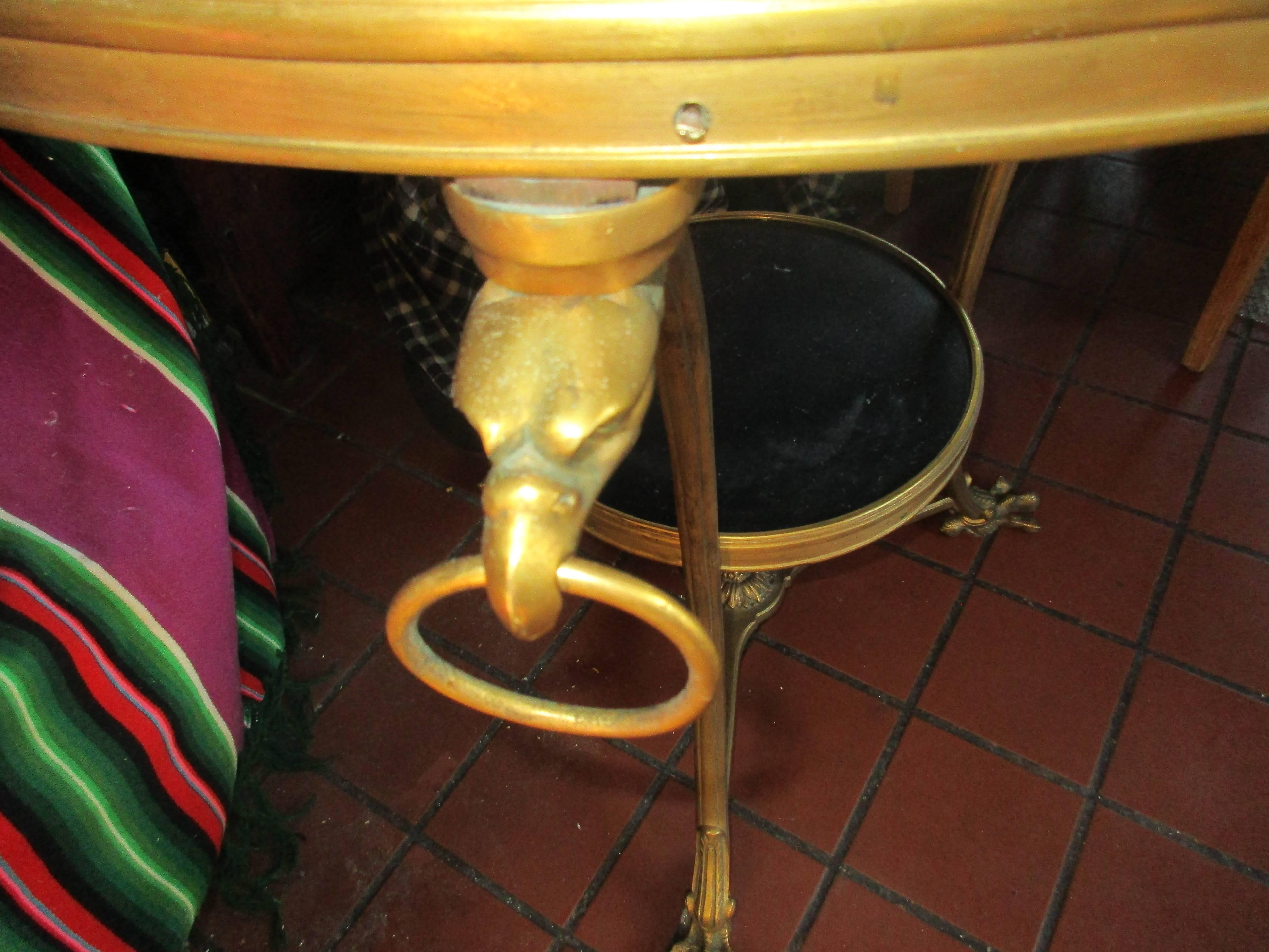 Table de Gueridon en bronze doré et marbre français  en vente 4