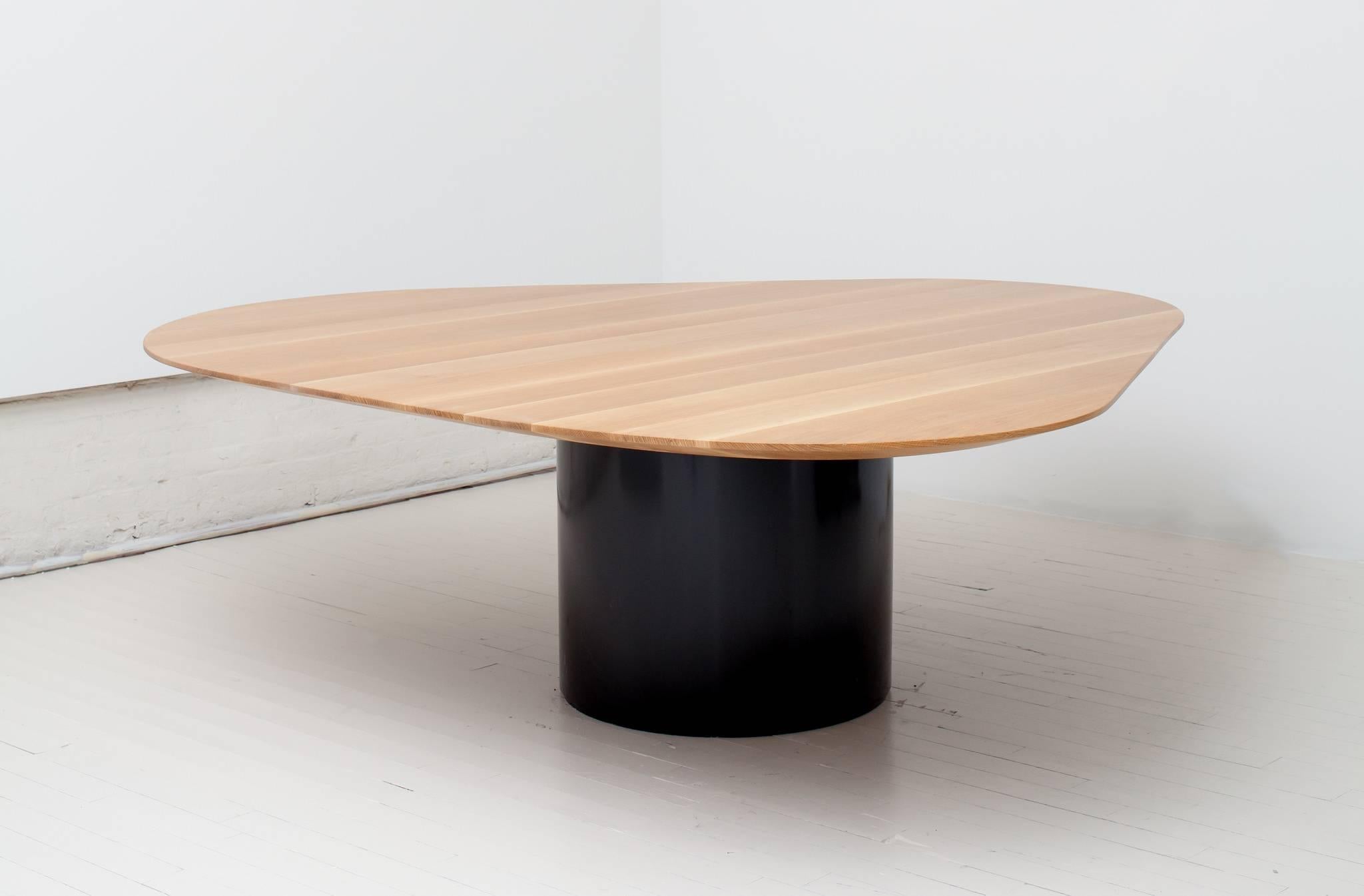 The Amorfa dining table designed by Brazilian architect Arthur Casas is a contemporary piece with a very unique shape. Table accommodates 9-10 people. Top made in oakwood and base in painted metal.