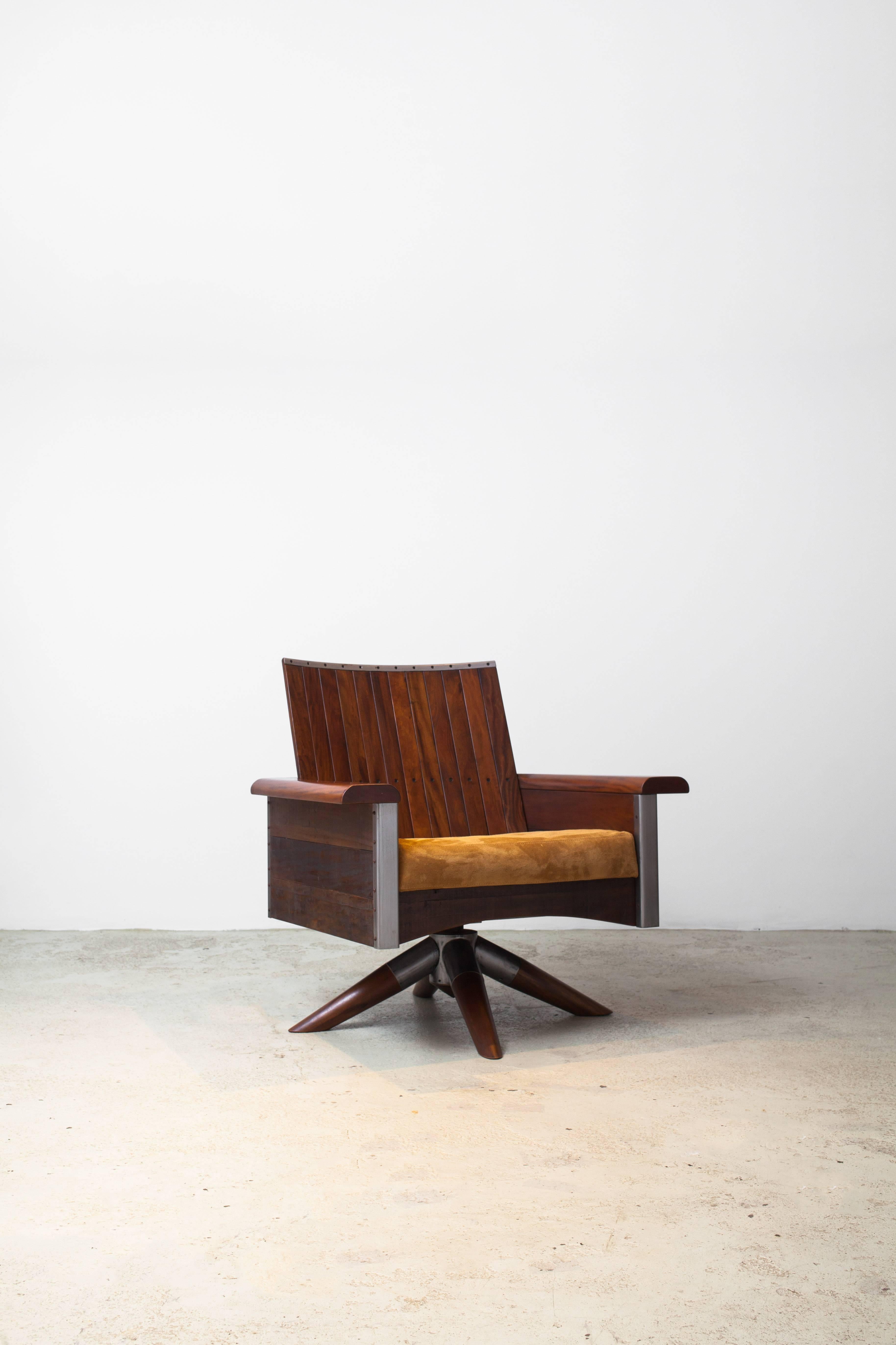 Sergio Swivel chair, 2014
Chair frame made in reclaimed Peroba Rosa wood and iron.
Seat cushion made in Suede.