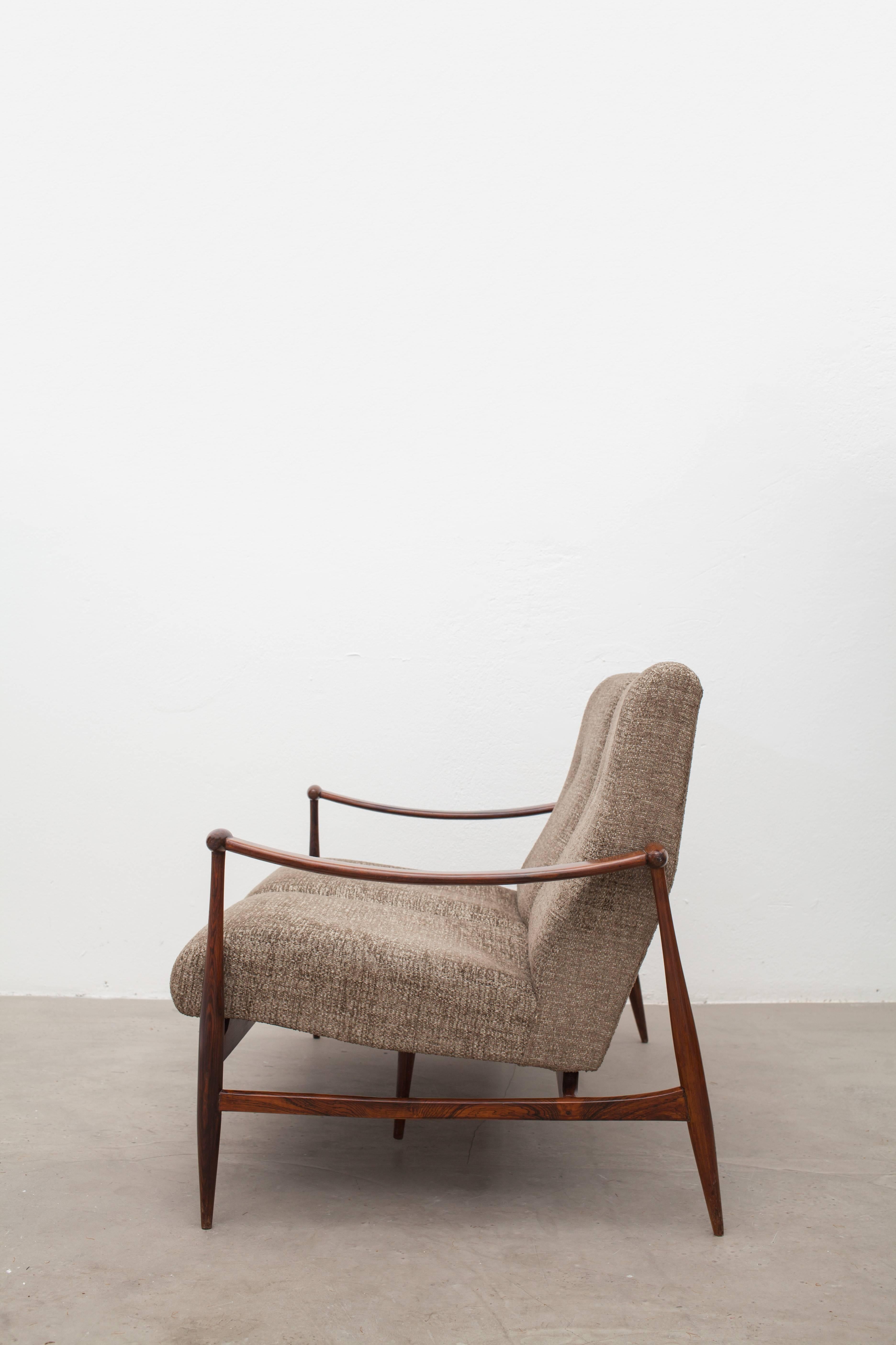 Vintage settee, made in Brazil, circa 1960s.
Frame in jacarandá wood, upholstered in linen.
