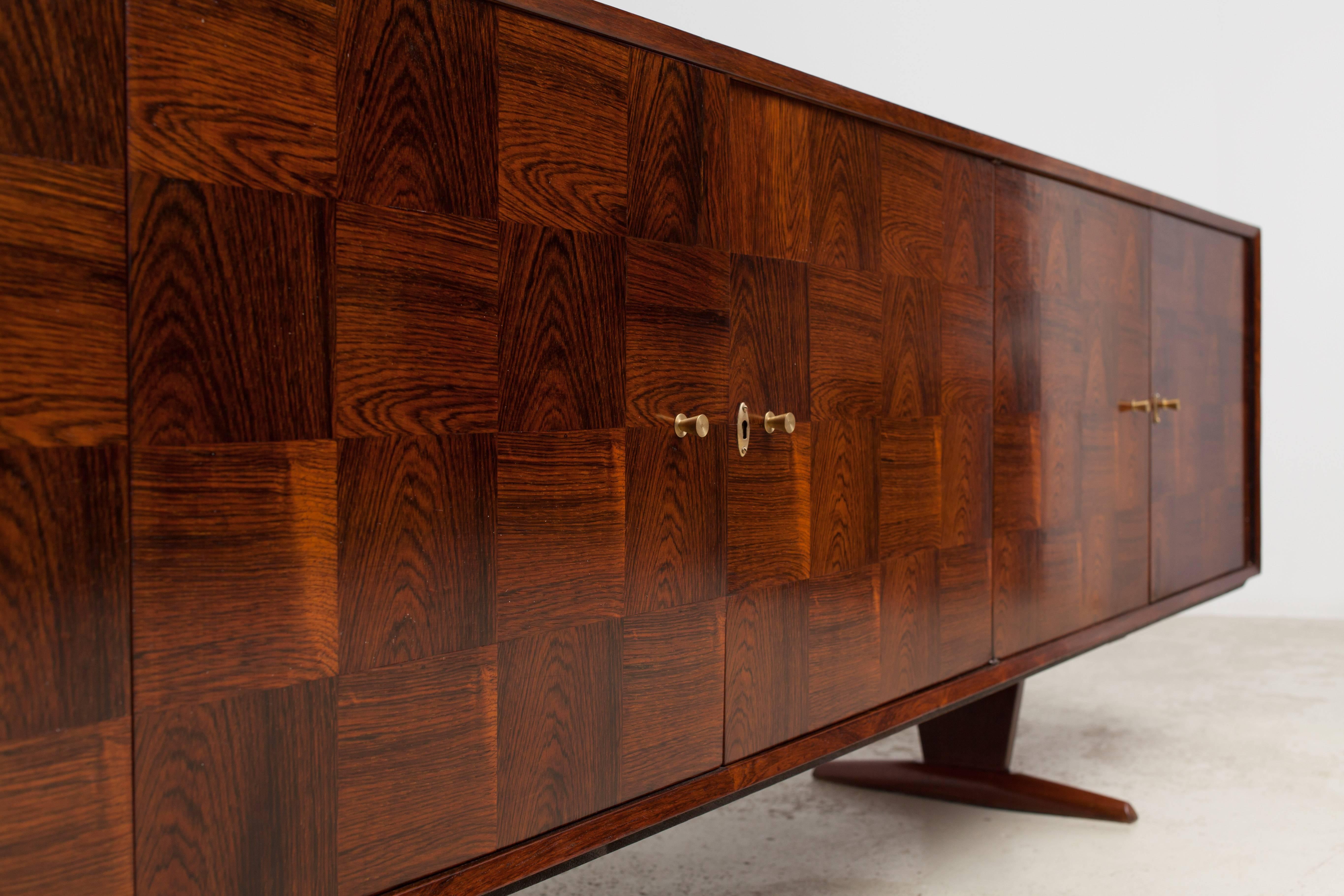 Vintage Credenza sideboard in Jacaranda wood parquetry. Designed by Giuseppe Scapinelli, Brazil, ca. 1960.