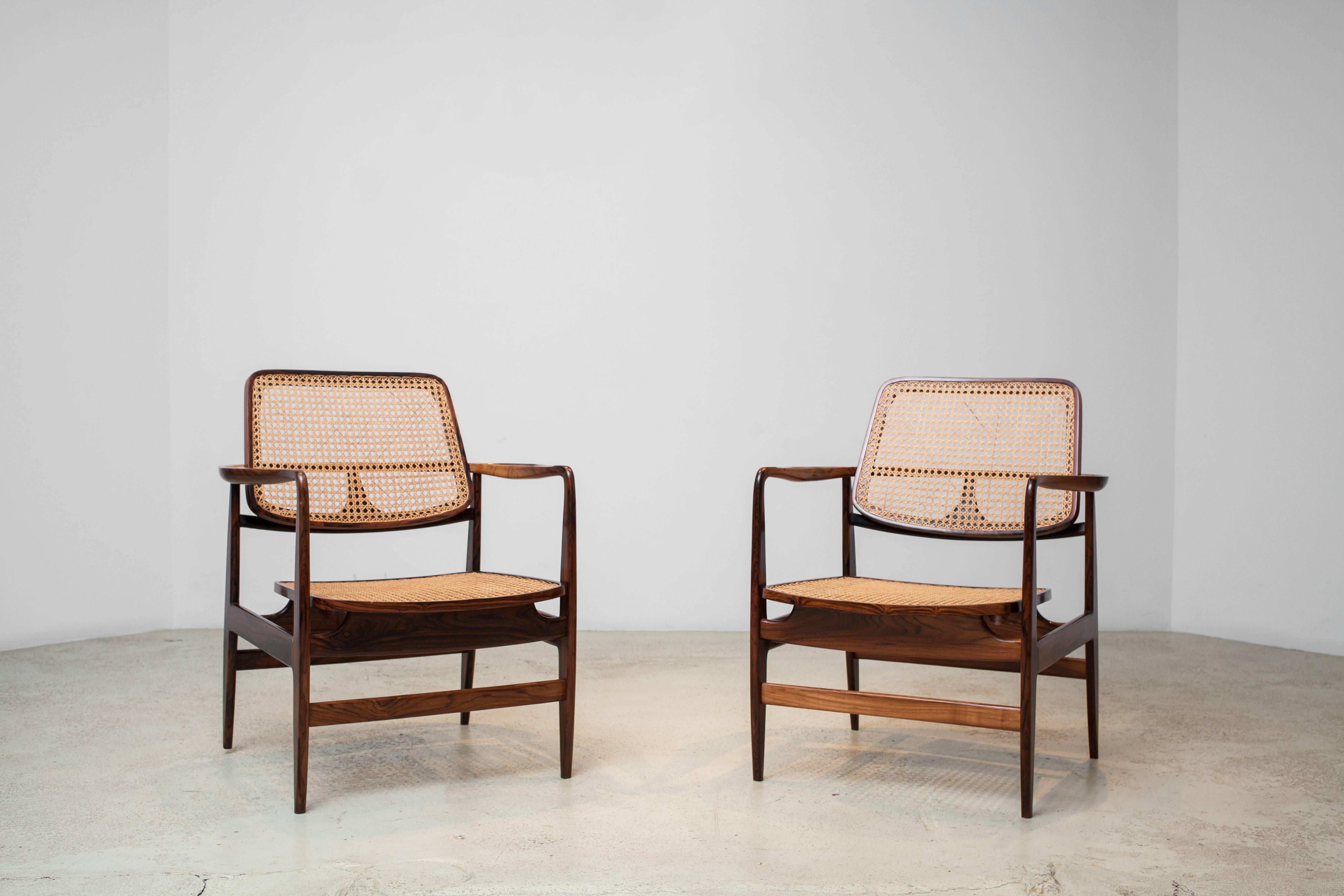 A pair of rare 'Oscar' Armchairs by Sergio Rodrigues.
Frame in solid Jacarandá wood, back and seat in woven cane.
