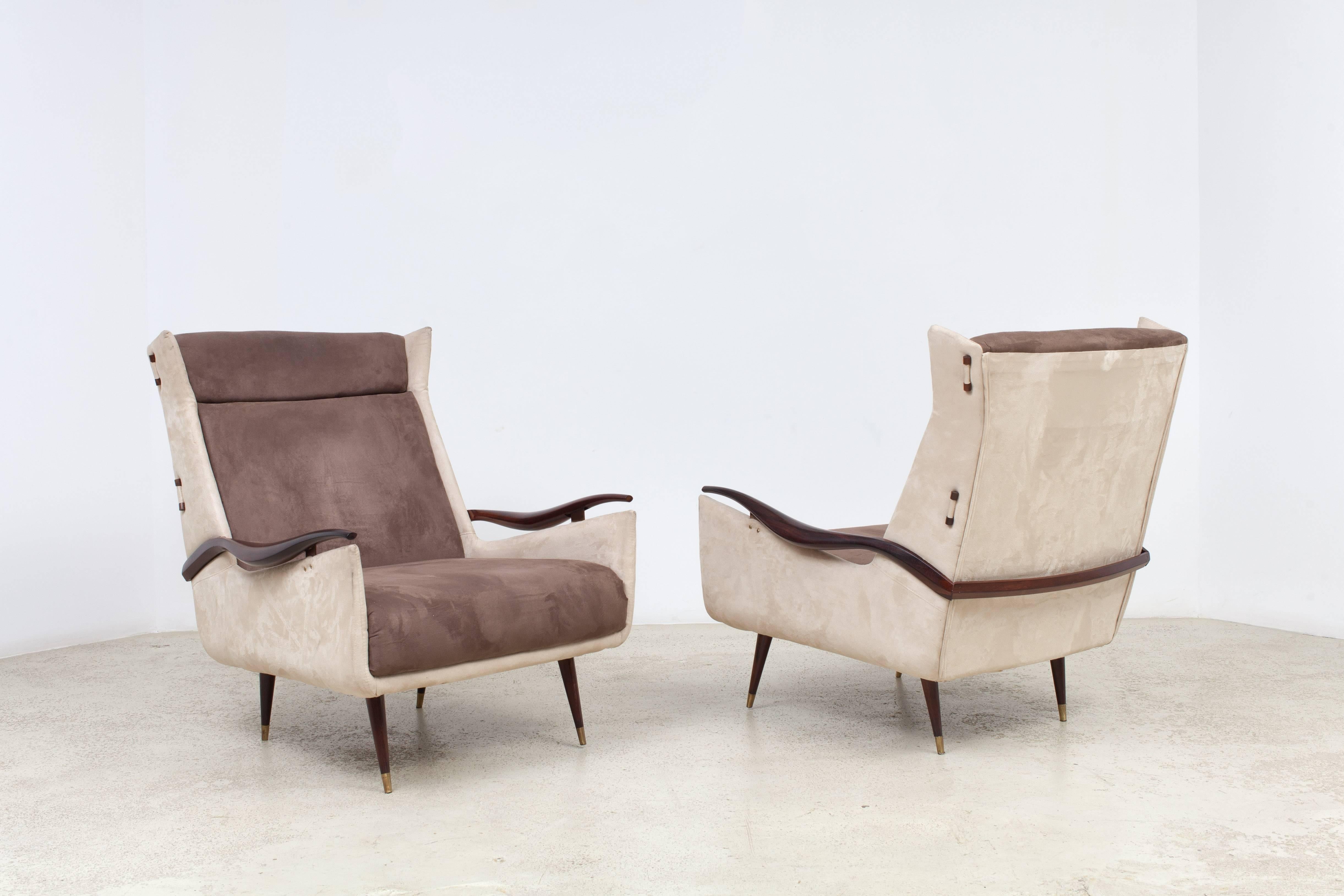 Pair of vintage armchairs designed by Jorge Zalszupin in the 1960s.
Made of Jacaranda wood and suede upholstery.

 