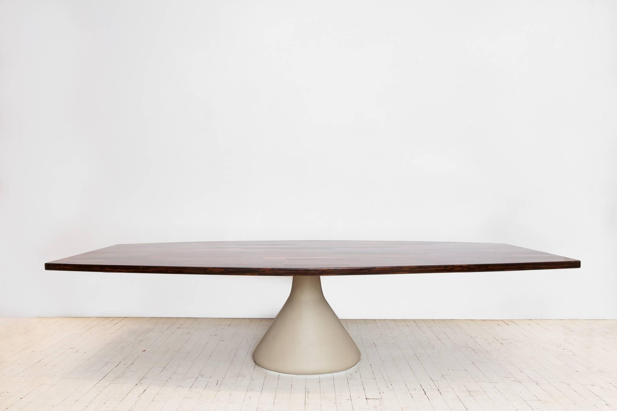 Vintage Jorge Zalszupin 'Guarujá' dining table. Concrete base wrapped in leather, jacaranda wood veneer top. Manufacture in Brazil in the 1960s.