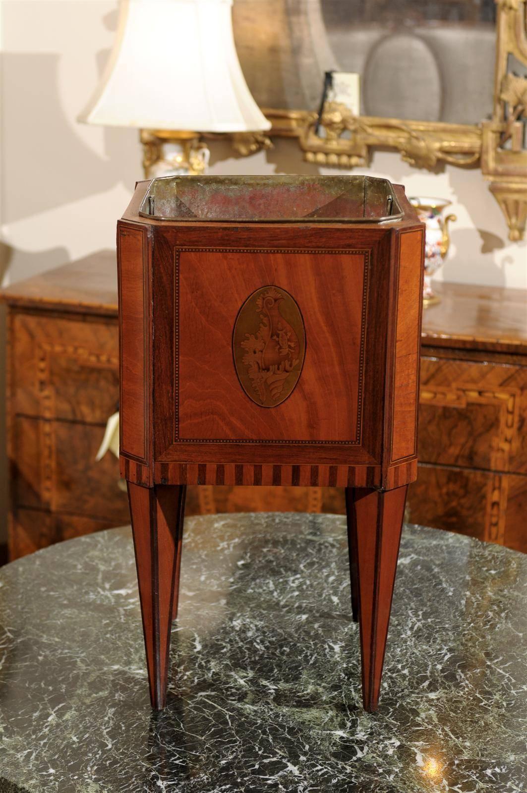 Enfriador/jarra de vino de nogal holandés, hacia 1800 siglo XIX