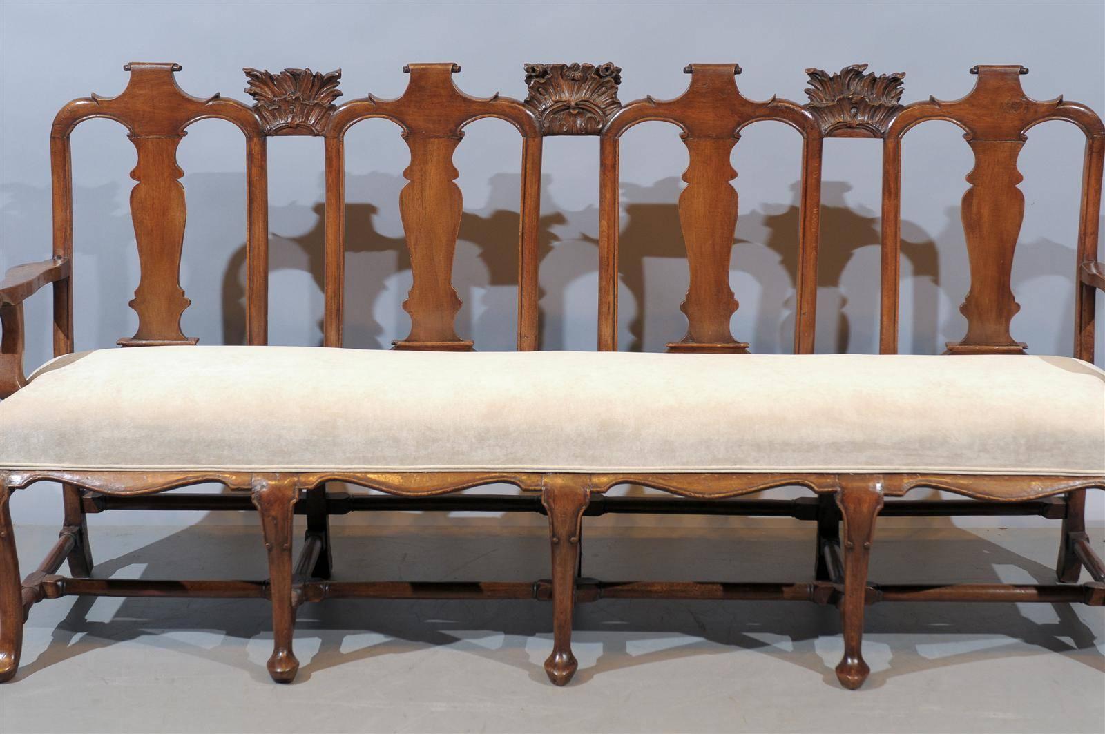 18th Century Queen Anne Settee in Walnut, Holland, circa 1750 For Sale 1