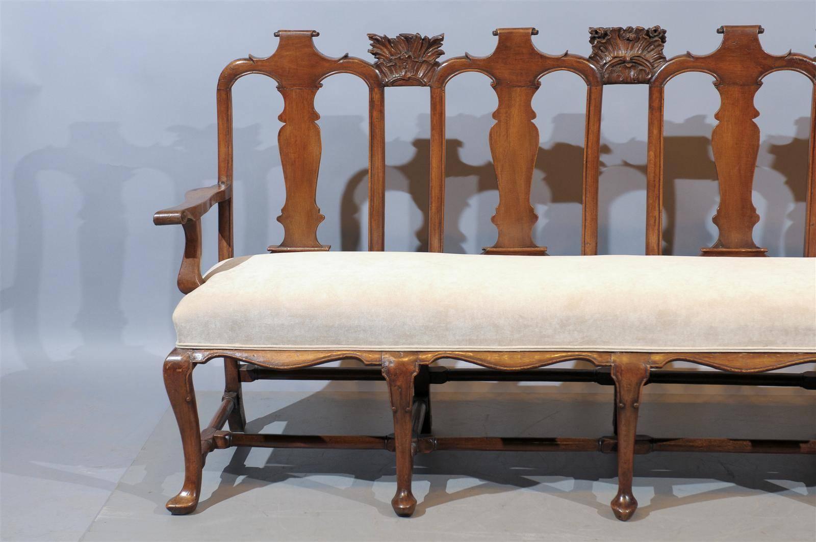 18th Century Queen Anne Settee in Walnut, Holland, circa 1750 For Sale 2