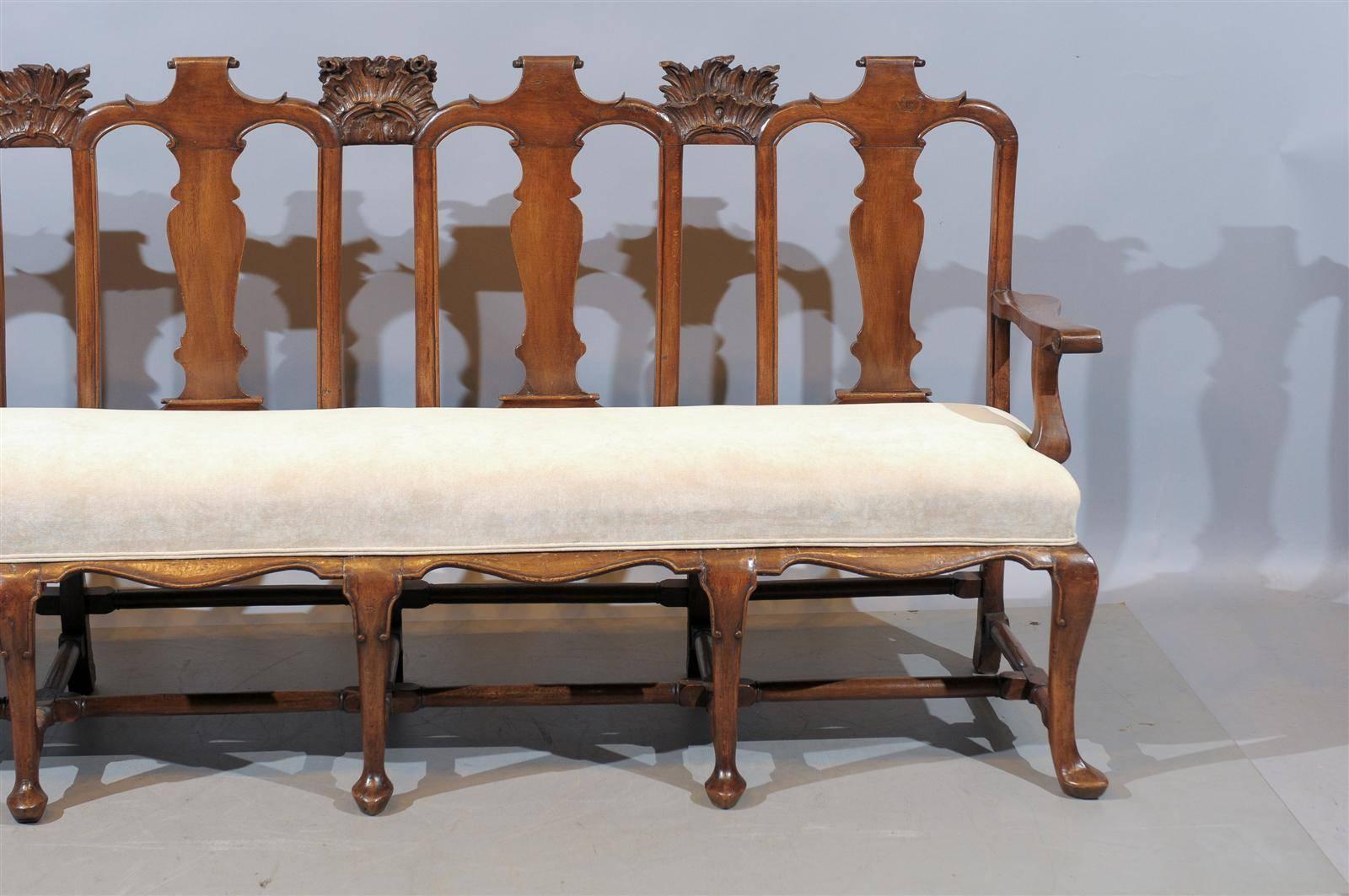 18th Century Queen Anne Settee in Walnut, Holland, circa 1750 For Sale 3