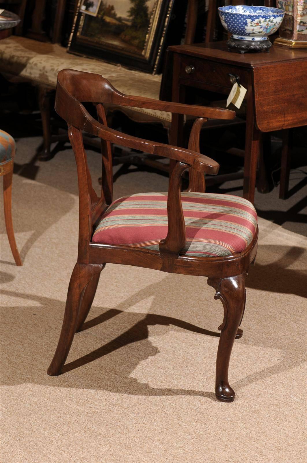 Walnut Desk Chair with Cabriole Leg and Pad Feet, Italy, Late 18th Century In Excellent Condition In Atlanta, GA