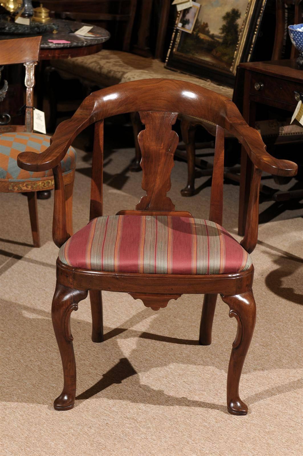 Walnut Desk Chair with Cabriole Leg and Pad Feet, Italy, Late 18th Century 3