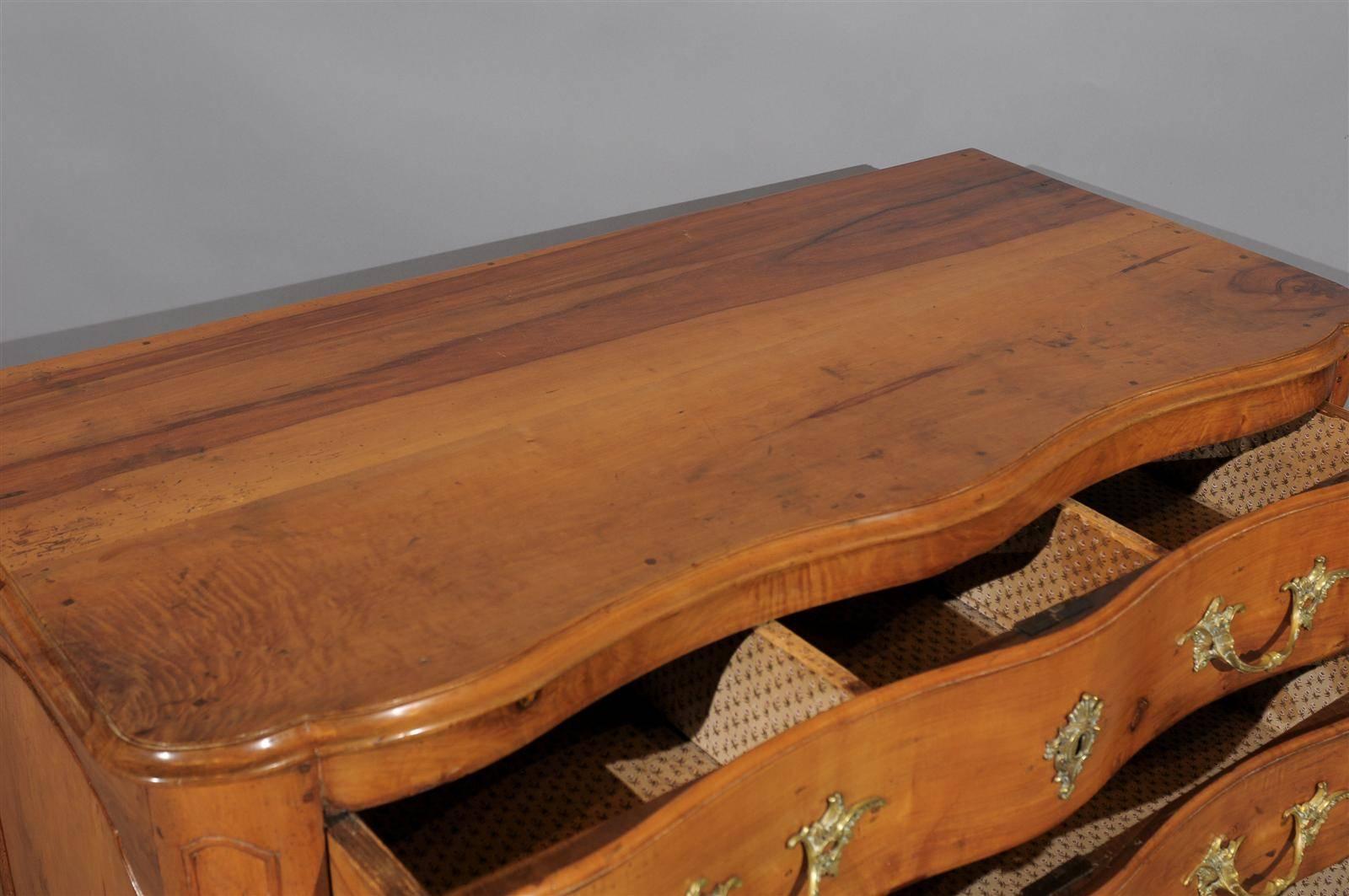 Early 19th Century French Fruitwood Serpentine Front Commode with 3 Drawers For Sale 1