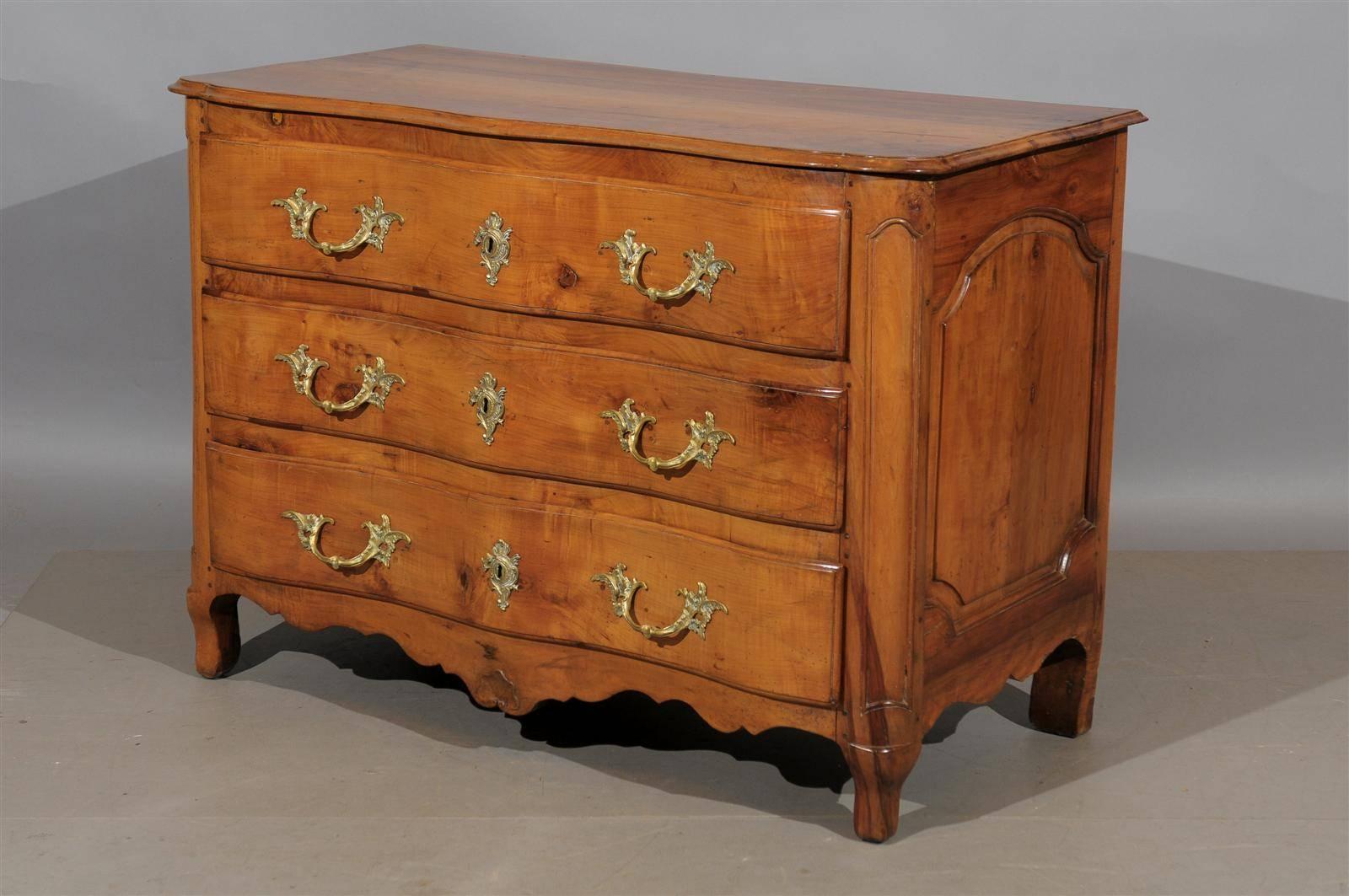 Early 19th Century French Fruitwood Serpentine Front Commode with 3 Drawers In Good Condition For Sale In Atlanta, GA