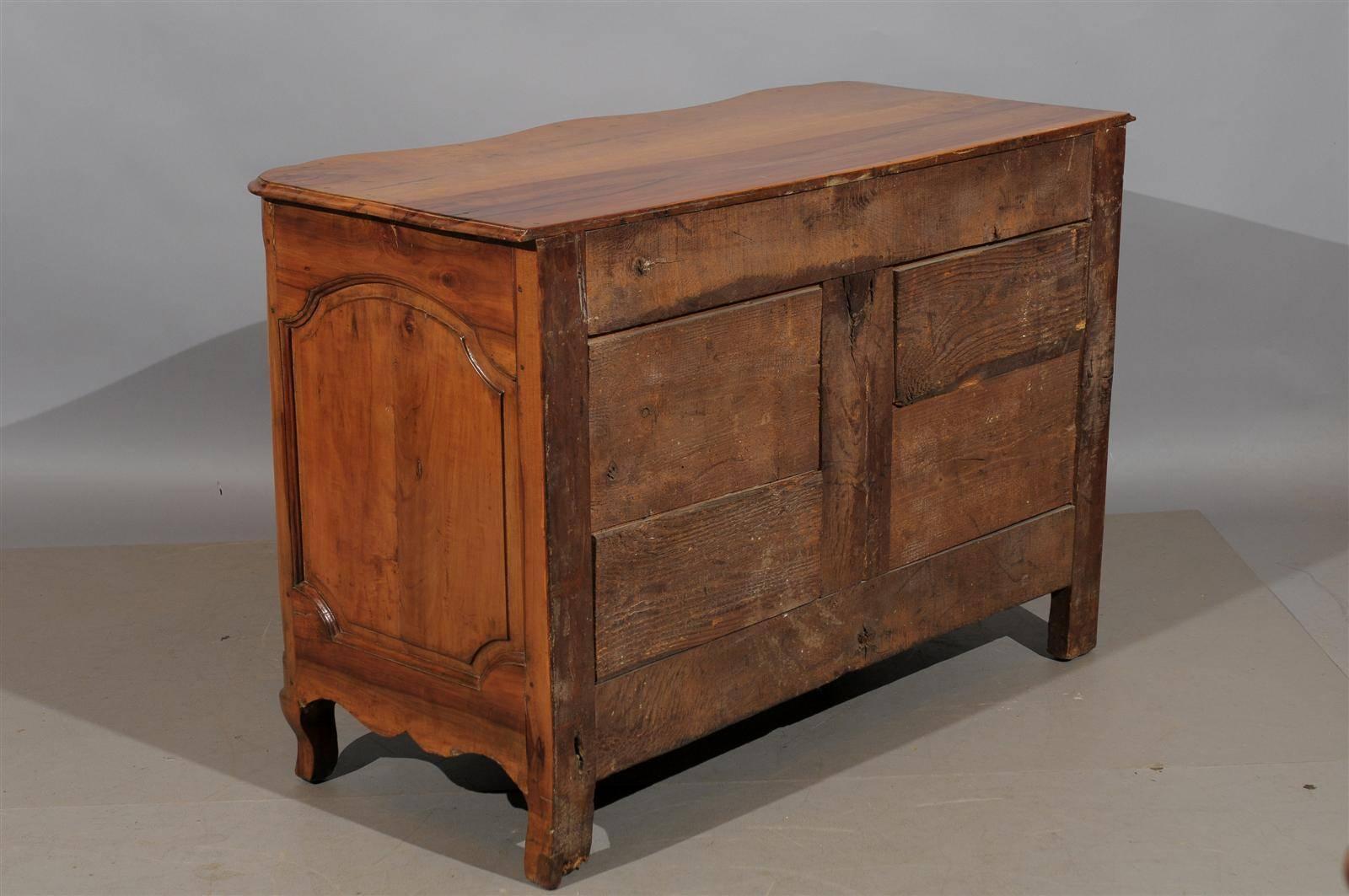 Early 19th Century French Fruitwood Serpentine Front Commode with 3 Drawers For Sale 2