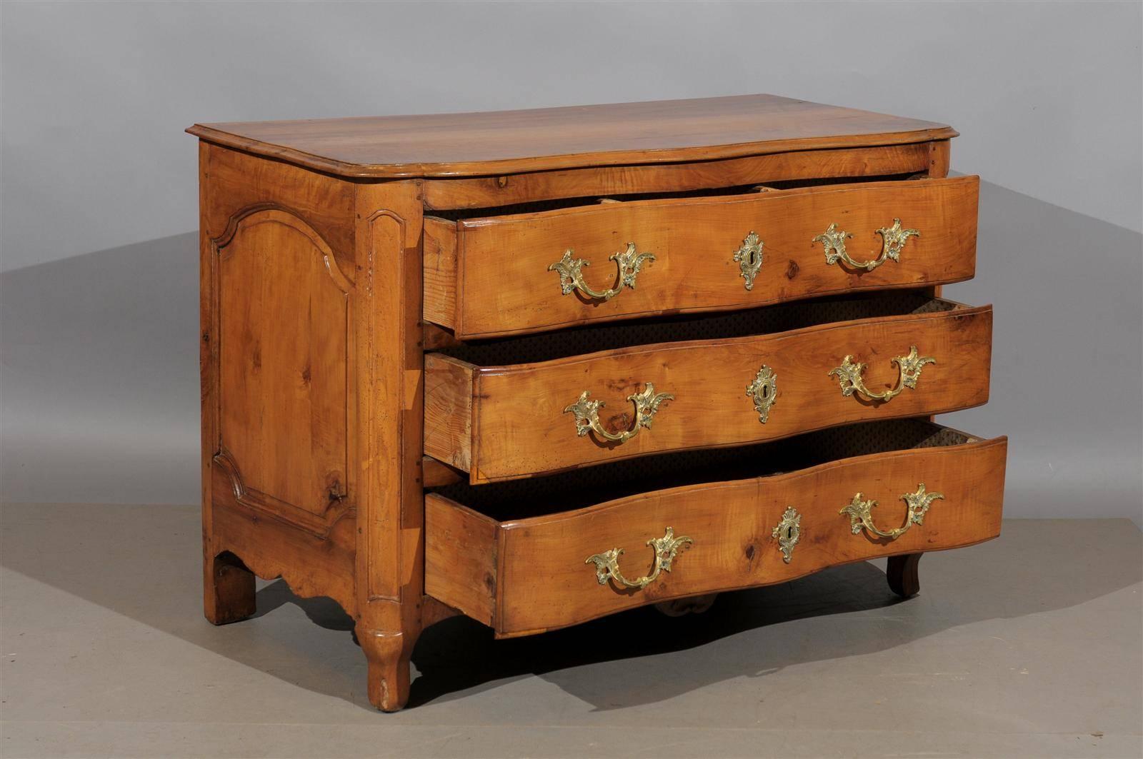 Early 19th Century French Fruitwood Serpentine Front Commode with 3 Drawers For Sale 3