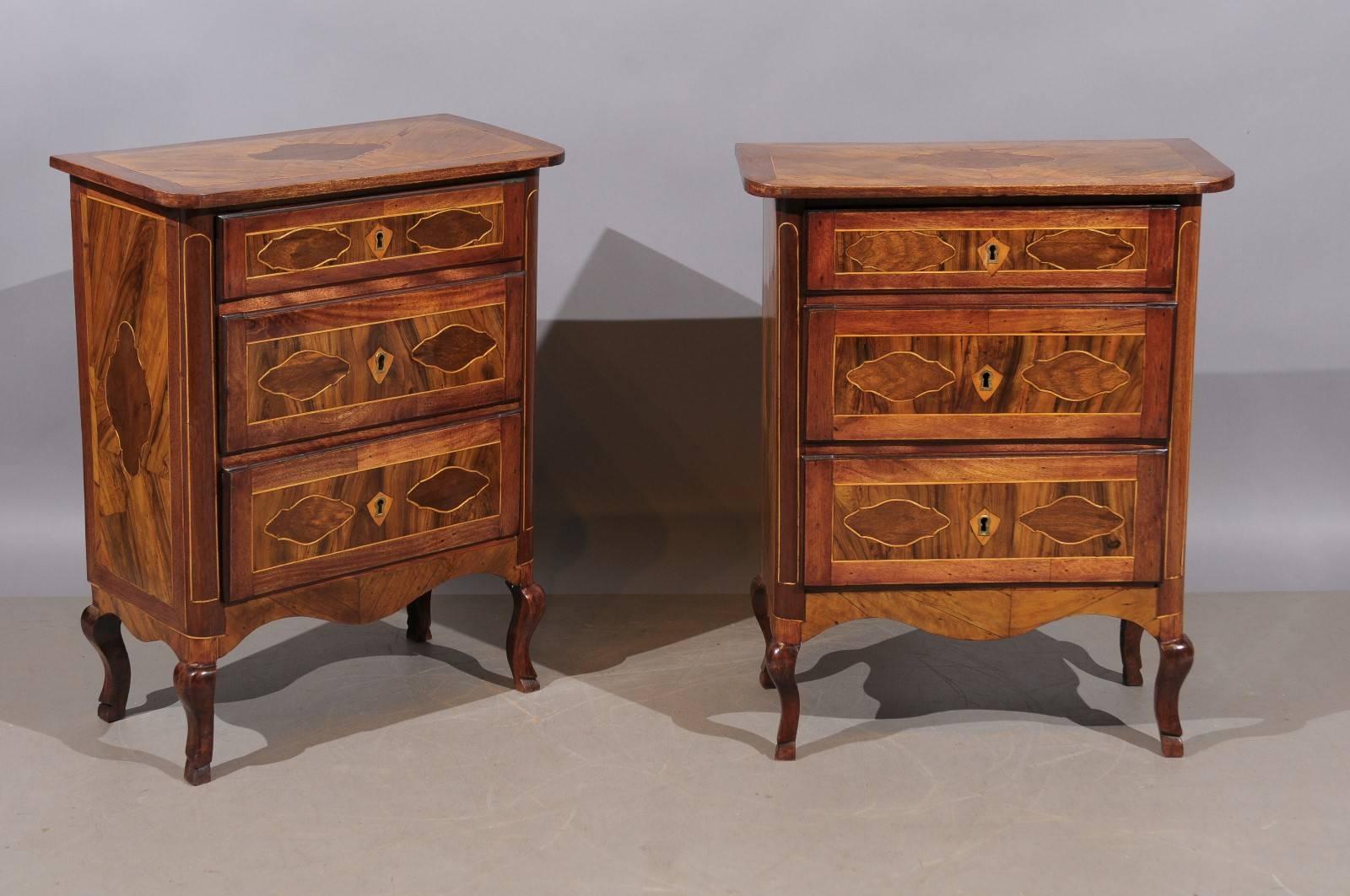 Pair of 19th century Italian inlaid walnut commodinis with three drawers.