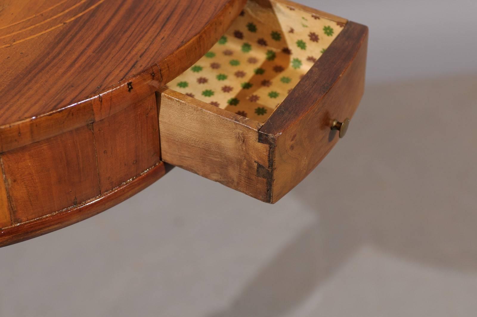 19th Century Italian Gueridon in Walnut with Checkerboard Inlay 5